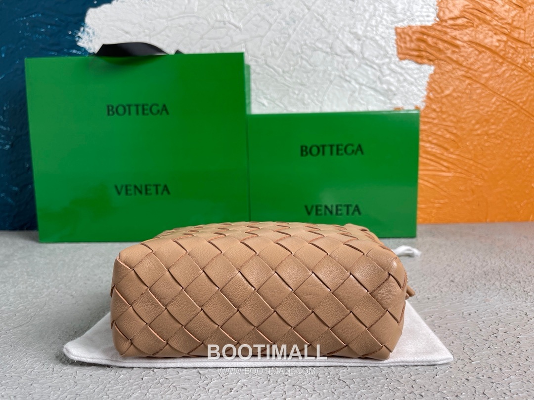 Bottega Veneta Intrecciato Lambskin Square Crossbody Bag with Adjustable Drawstring Detail 보테가베네타 인트레치아토 램스킨 스퀘어 크로스바디백 드로우스트링 17cm 4