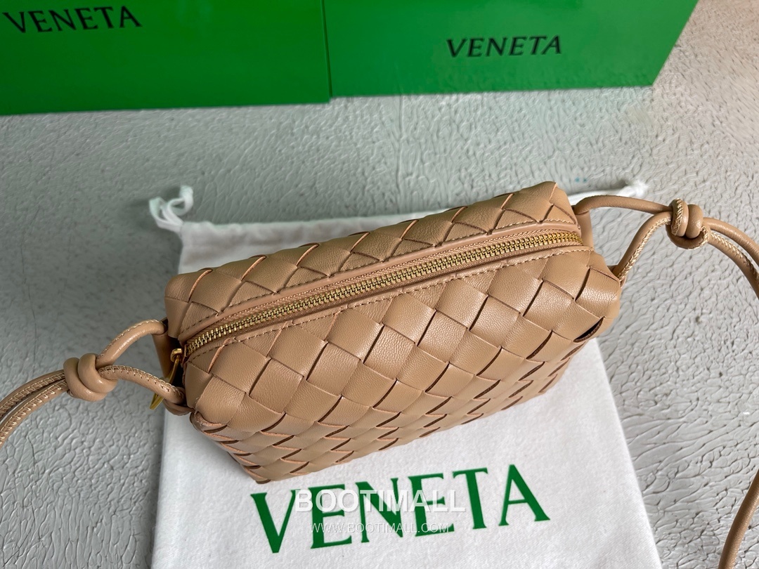 Bottega Veneta Intrecciato Lambskin Square Crossbody Bag with Adjustable Drawstring Detail 보테가베네타 인트레치아토 램스킨 스퀘어 크로스바디백 드로우스트링 17cm 5