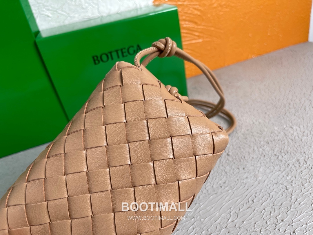 Bottega Veneta Intrecciato Lambskin Square Crossbody Bag with Adjustable Drawstring Detail 보테가베네타 인트레치아토 램스킨 스퀘어 크로스바디백 드로우스트링 17cm 7