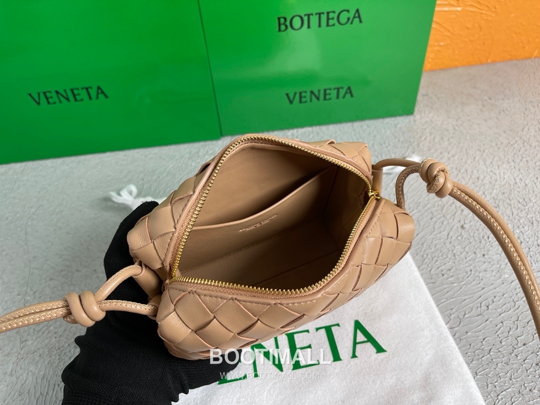 Bottega Veneta Intrecciato Lambskin Square Crossbody Bag with Adjustable Drawstring Detail 보테가베네타 인트레치아토 램스킨 스퀘어 크로스바디백 드로우스트링 17cm 8