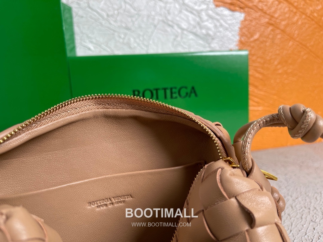 Bottega Veneta Intrecciato Lambskin Square Crossbody Bag with Adjustable Drawstring Detail 보테가베네타 인트레치아토 램스킨 스퀘어 크로스바디백 드로우스트링 17cm 9