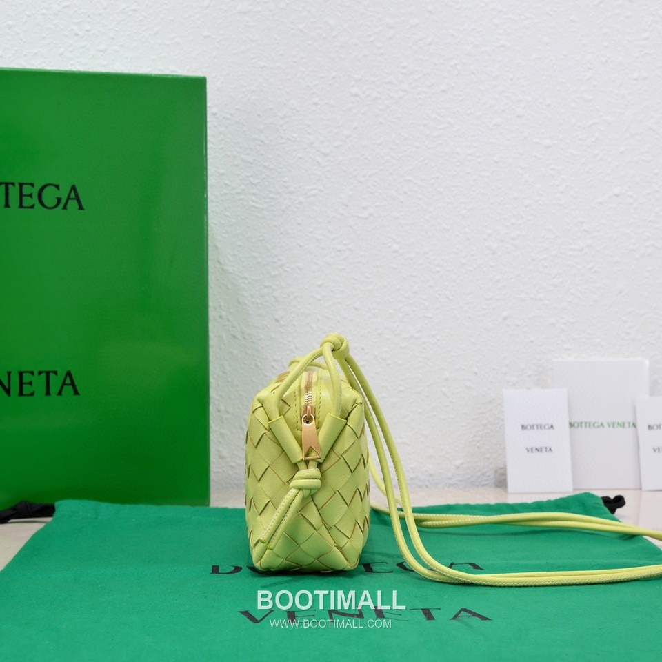 Bottega Veneta Intrecciato Lambskin Square Crossbody Bag with Adjustable Drawstring Detail 보테가베네타 인트레치아토 램스킨 스퀘어 크로스바디백 드로우스트링 17cm 2
