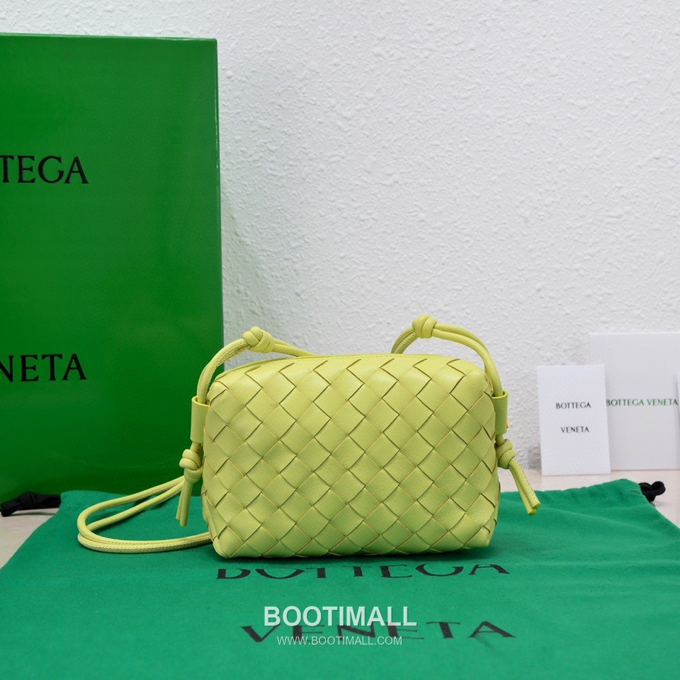 Bottega Veneta Intrecciato Lambskin Square Crossbody Bag with Adjustable Drawstring Detail 보테가베네타 인트레치아토 램스킨 스퀘어 크로스바디백 드로우스트링 17cm 3