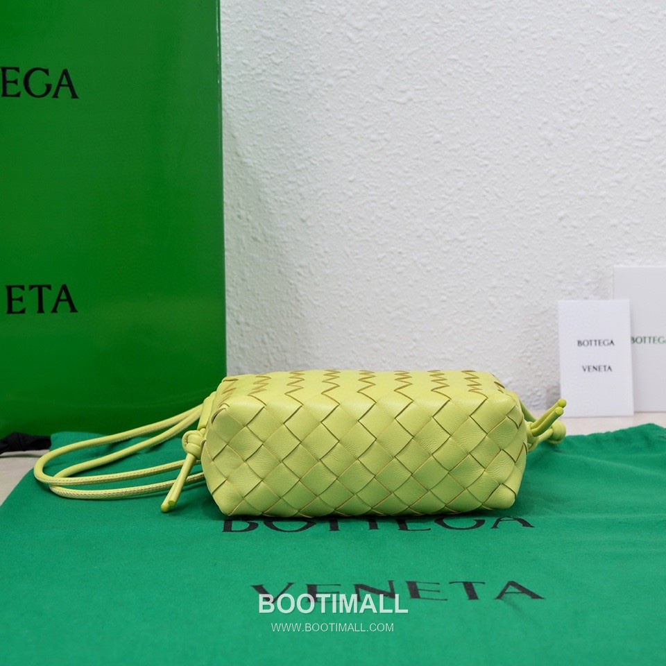 Bottega Veneta Intrecciato Lambskin Square Crossbody Bag with Adjustable Drawstring Detail 보테가베네타 인트레치아토 램스킨 스퀘어 크로스바디백 드로우스트링 17cm 4