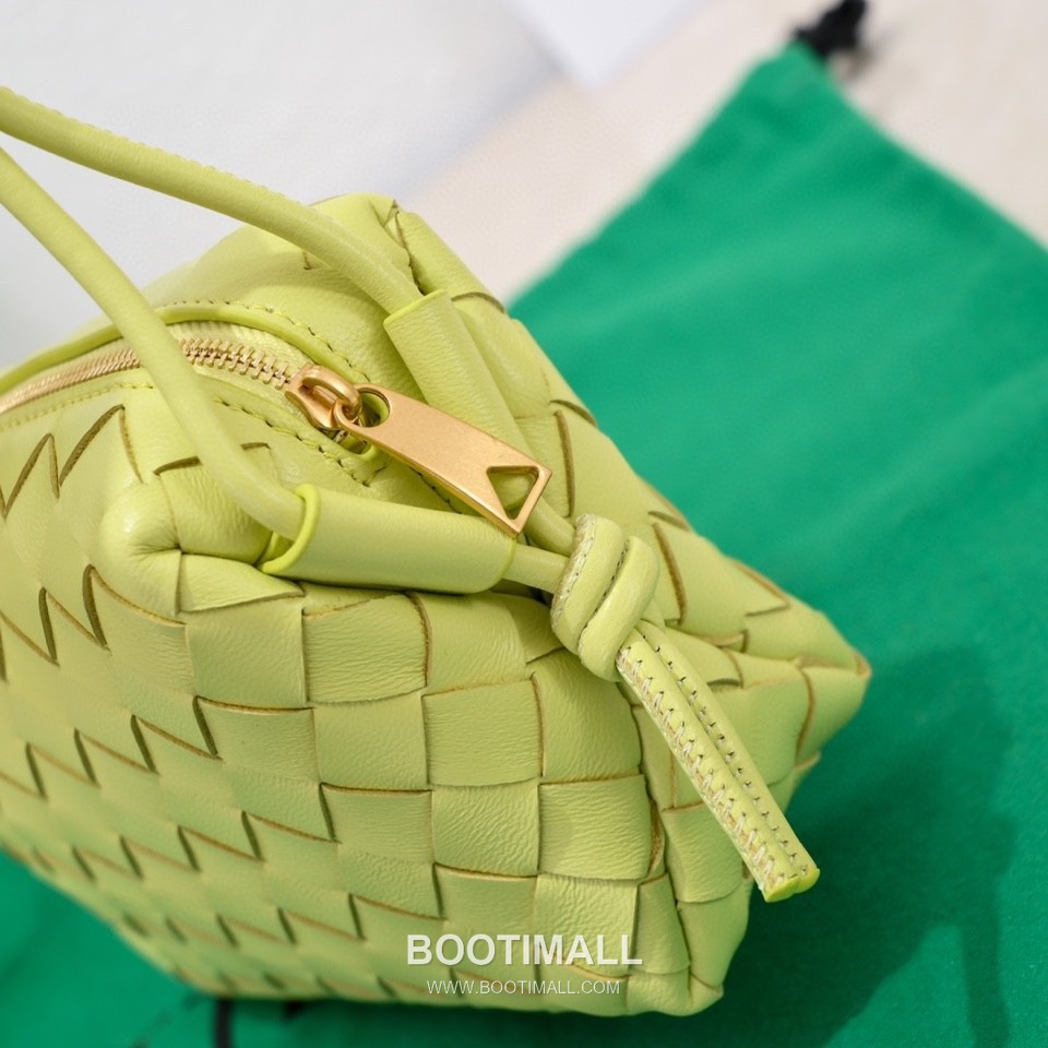 Bottega Veneta Intrecciato Lambskin Square Crossbody Bag with Adjustable Drawstring Detail 보테가베네타 인트레치아토 램스킨 스퀘어 크로스바디백 드로우스트링 17cm 6