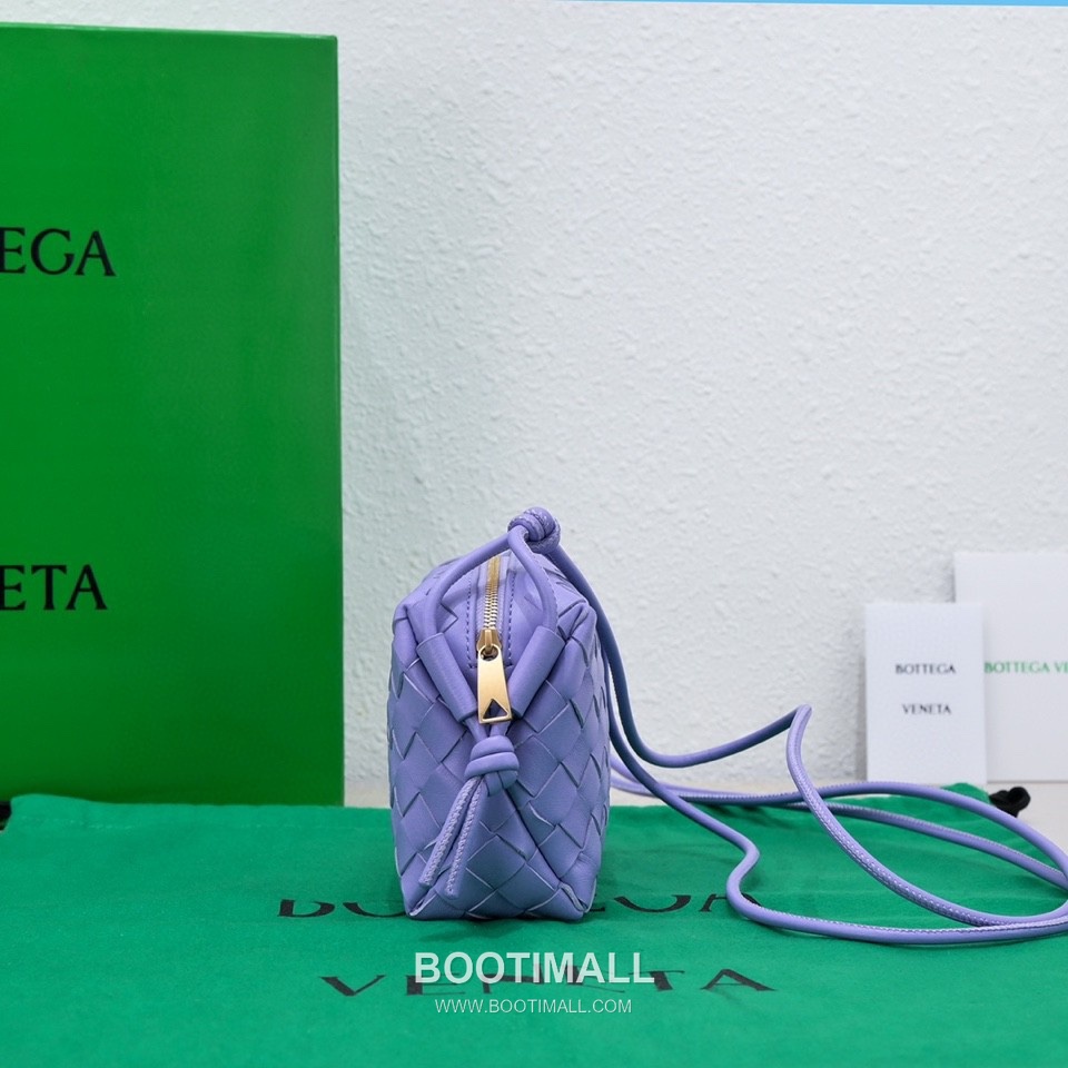 Bottega Veneta Intrecciato Lambskin Square Crossbody Bag with Adjustable Drawstring Detail 보테가베네타 인트레치아토 램스킨 스퀘어 크로스바디백 드로우스트링 17cm 2