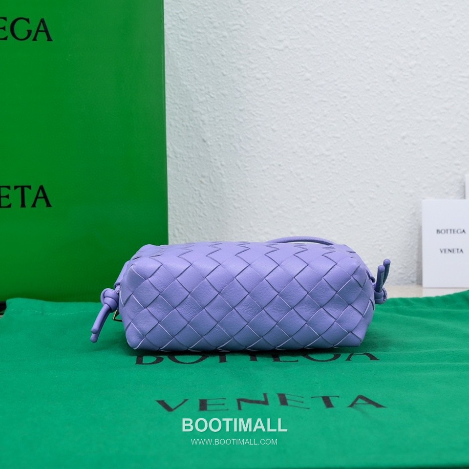 Bottega Veneta Intrecciato Lambskin Square Crossbody Bag with Adjustable Drawstring Detail 보테가베네타 인트레치아토 램스킨 스퀘어 크로스바디백 드로우스트링 17cm 4