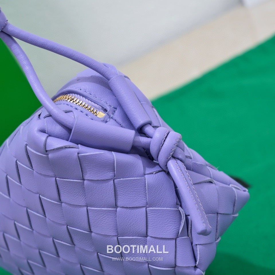 Bottega Veneta Intrecciato Lambskin Square Crossbody Bag with Adjustable Drawstring Detail 보테가베네타 인트레치아토 램스킨 스퀘어 크로스바디백 드로우스트링 17cm 6