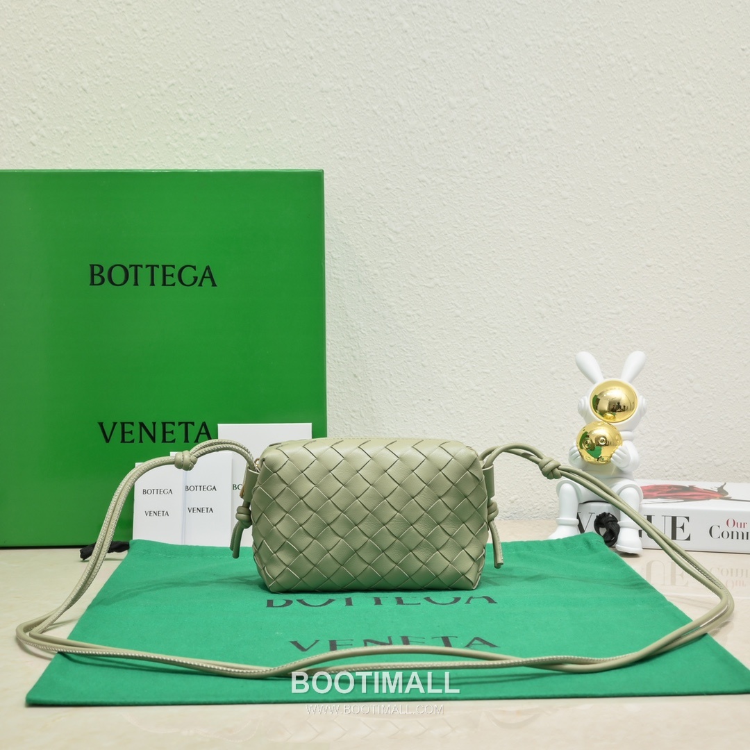 Bottega Veneta Intrecciato Lambskin Square Crossbody Bag with Adjustable Drawstring Detail 보테가베네타 인트레치아토 램스킨 스퀘어 크로스바디백 드로우스트링 17cm 1