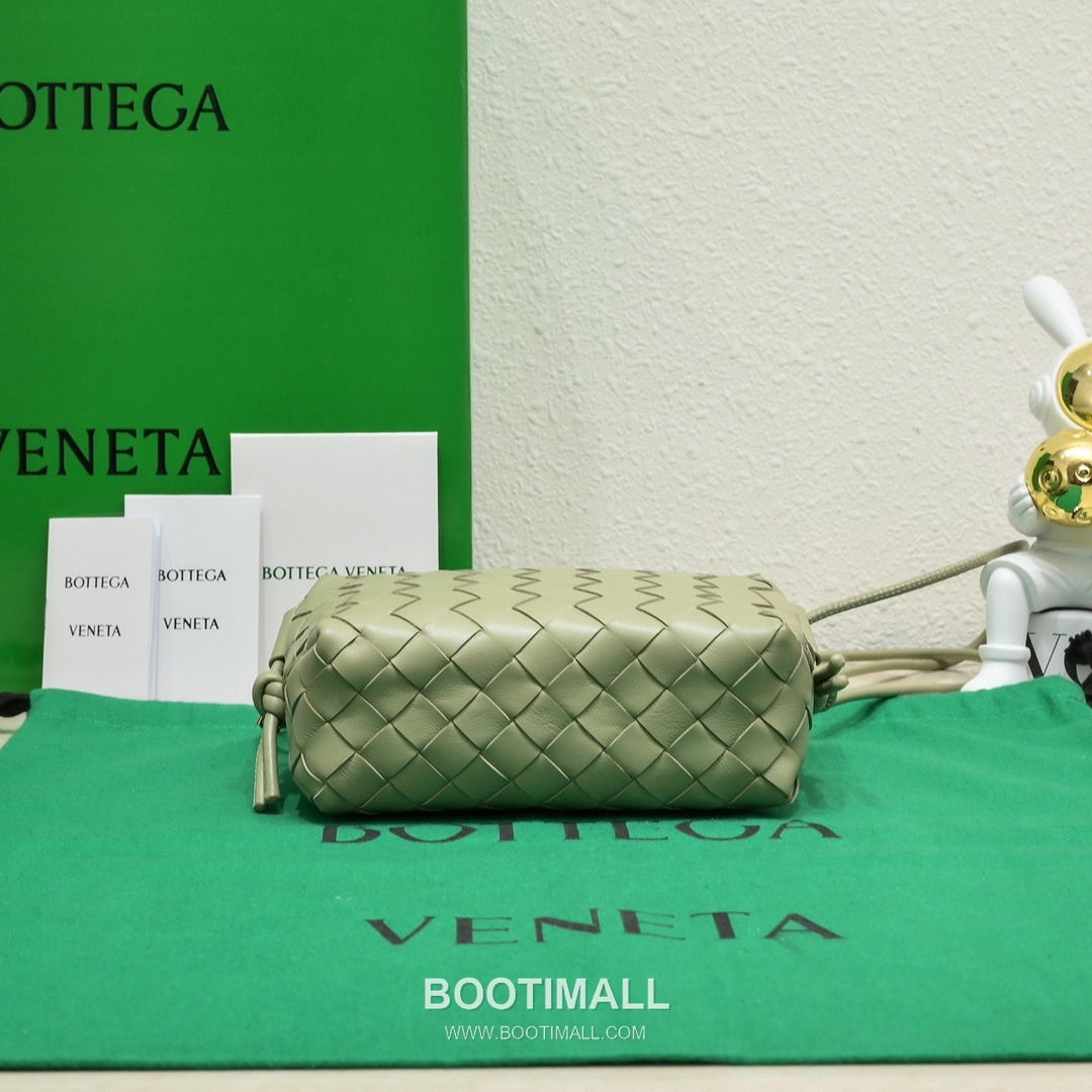 Bottega Veneta Intrecciato Lambskin Square Crossbody Bag with Adjustable Drawstring Detail 보테가베네타 인트레치아토 램스킨 스퀘어 크로스바디백 드로우스트링 17cm 4