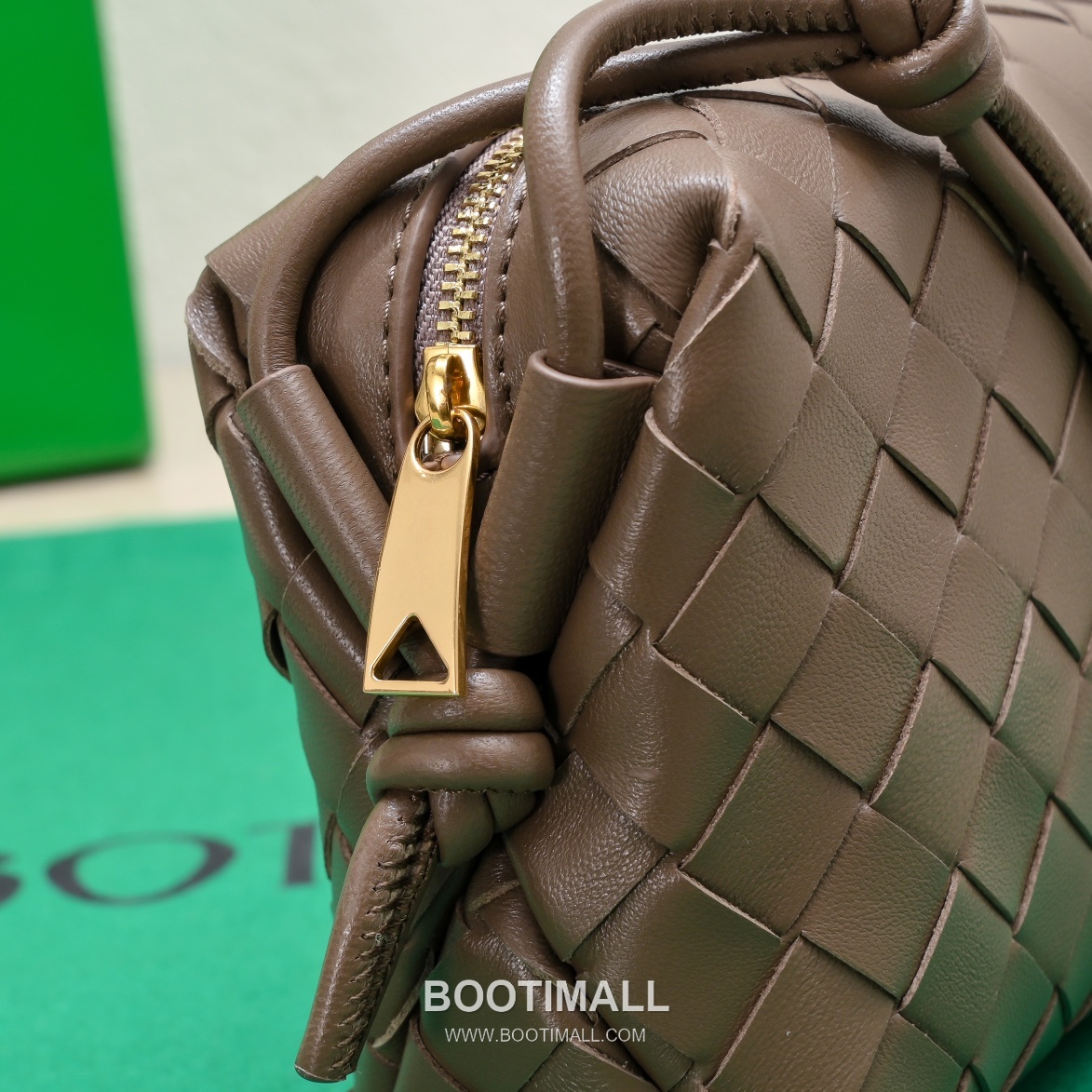 Bottega Veneta Intrecciato Lambskin Square Crossbody Bag with Adjustable Drawstring Detail 보테가베네타 인트레치아토 램스킨 스퀘어 크로스바디백 드로우스트링 17cm 5