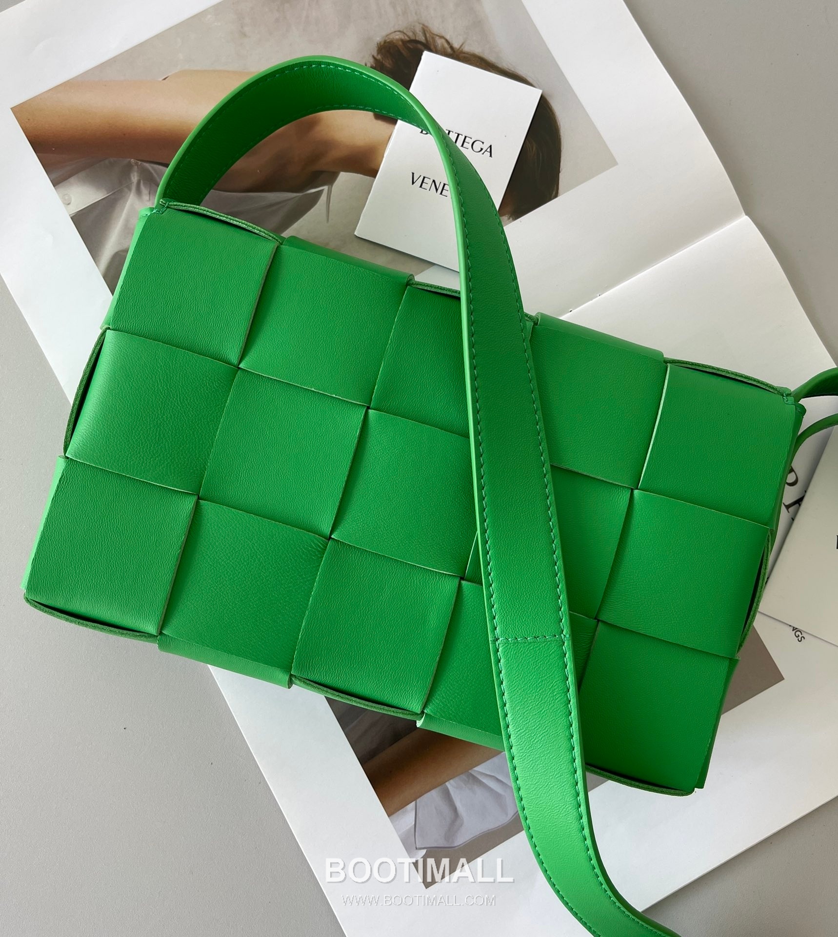 Bottega Veneta Cassette Intrecciato Lambskin Crossbody Bag with Triangle Stitch Detail 보테가베네타 카세트 인트레치아토 램스킨 크로스바디백 삼각 스티치 23cm 3