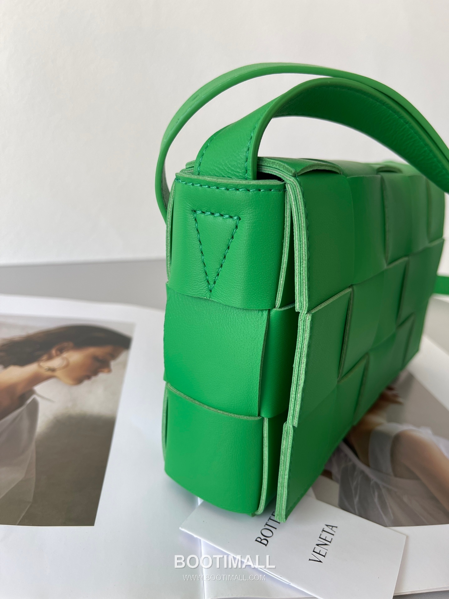 Bottega Veneta Cassette Intrecciato Lambskin Crossbody Bag with Triangle Stitch Detail 보테가베네타 카세트 인트레치아토 램스킨 크로스바디백 삼각 스티치 23cm 4