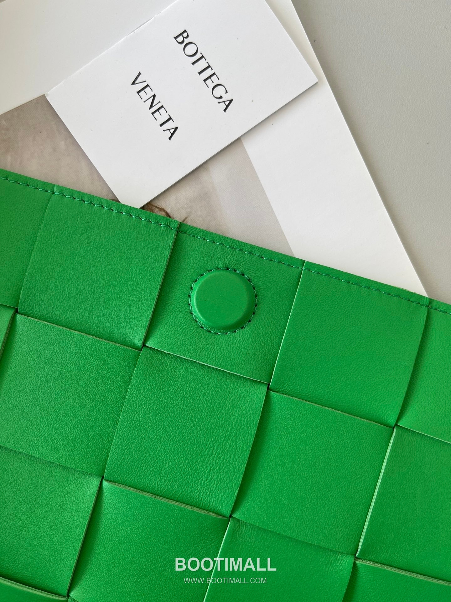 Bottega Veneta Cassette Intrecciato Lambskin Crossbody Bag with Triangle Stitch Detail 보테가베네타 카세트 인트레치아토 램스킨 크로스바디백 삼각 스티치 23cm 5