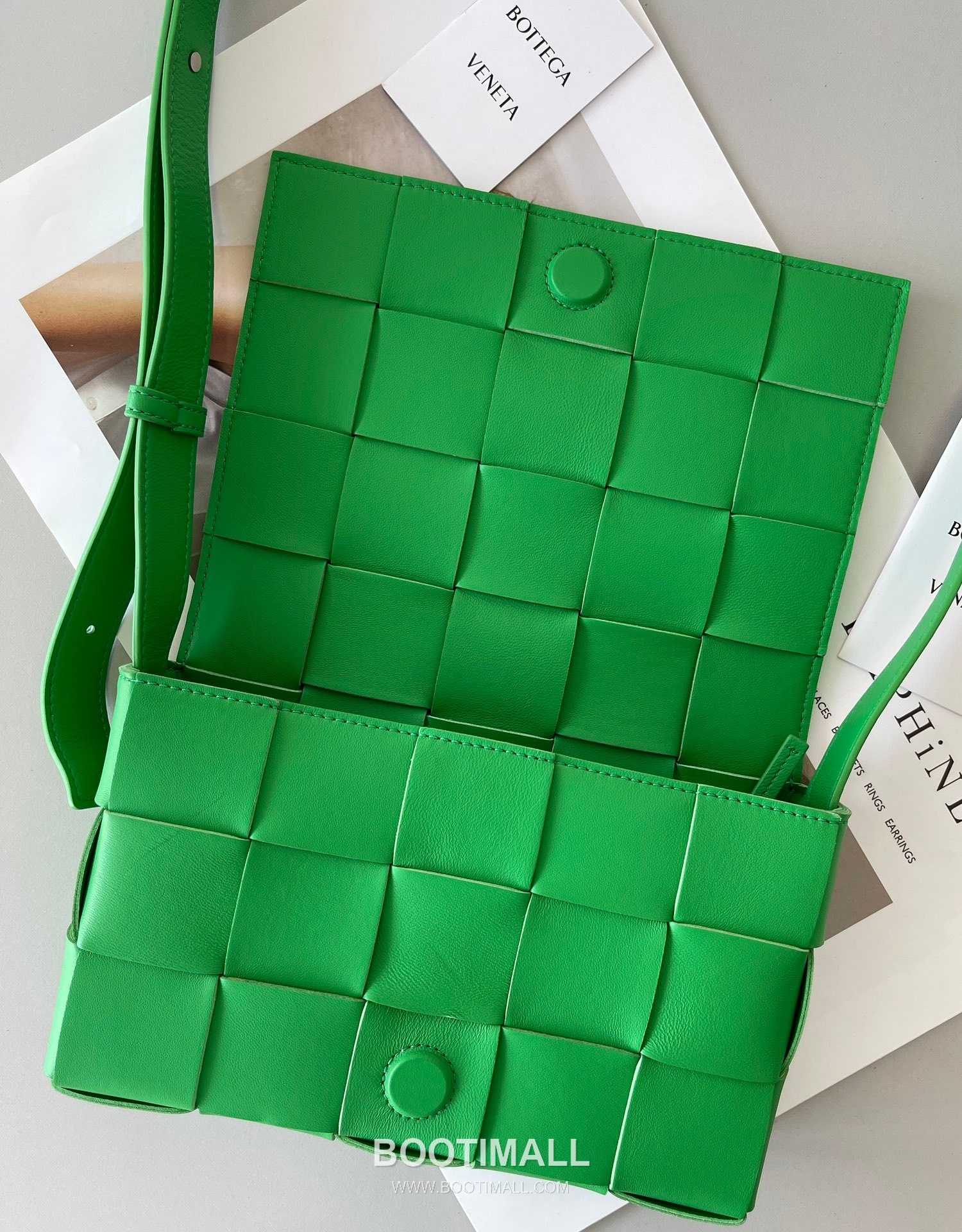 Bottega Veneta Cassette Intrecciato Lambskin Crossbody Bag with Triangle Stitch Detail 보테가베네타 카세트 인트레치아토 램스킨 크로스바디백 삼각 스티치 23cm 6