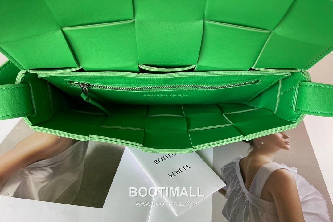 Bottega Veneta Cassette Intrecciato Lambskin Crossbody Bag with Triangle Stitch Detail 보테가베네타 카세트 인트레치아토 램스킨 크로스바디백 삼각 스티치 23cm 7