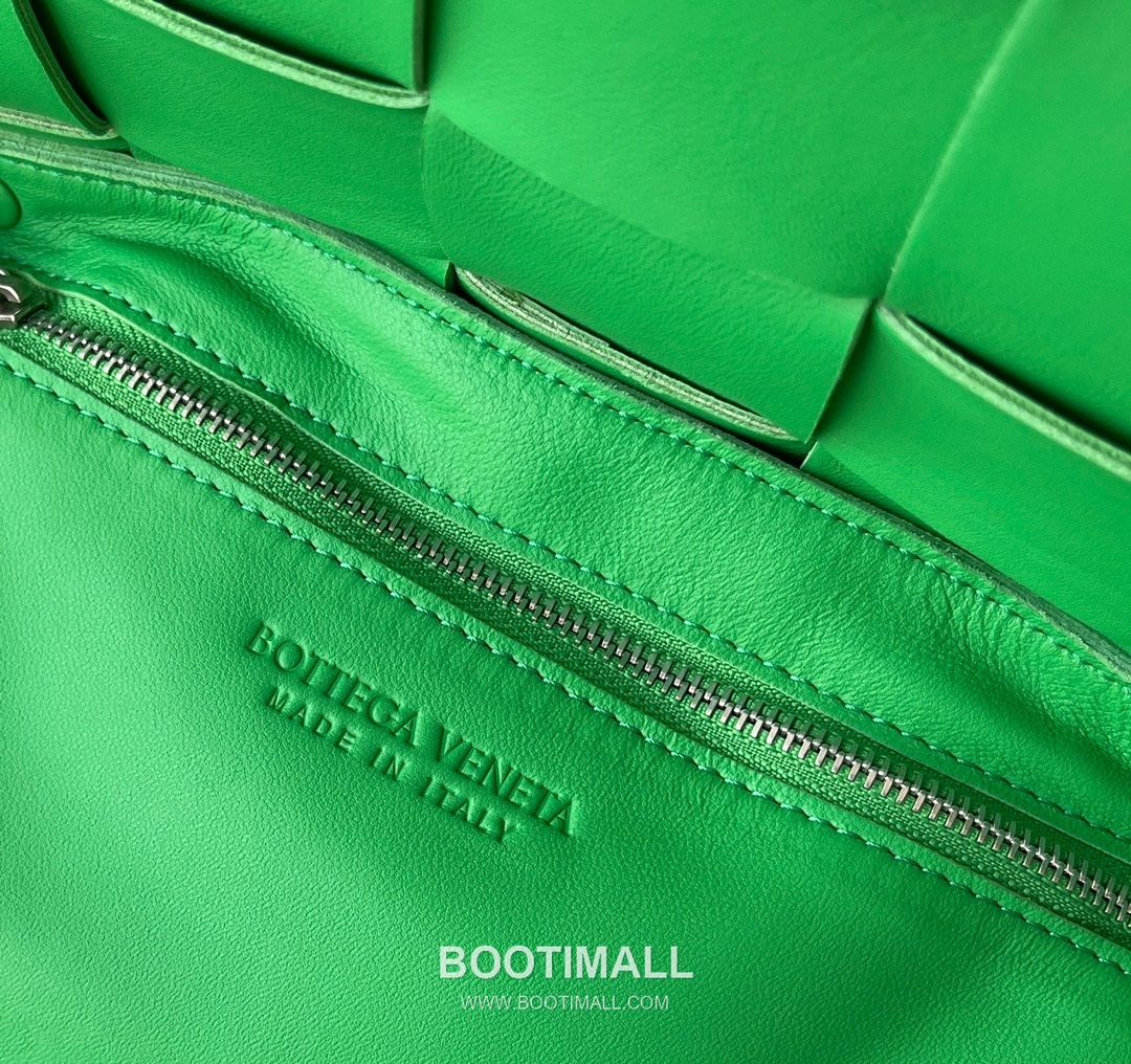 Bottega Veneta Cassette Intrecciato Lambskin Crossbody Bag with Triangle Stitch Detail 보테가베네타 카세트 인트레치아토 램스킨 크로스바디백 삼각 스티치 23cm 8