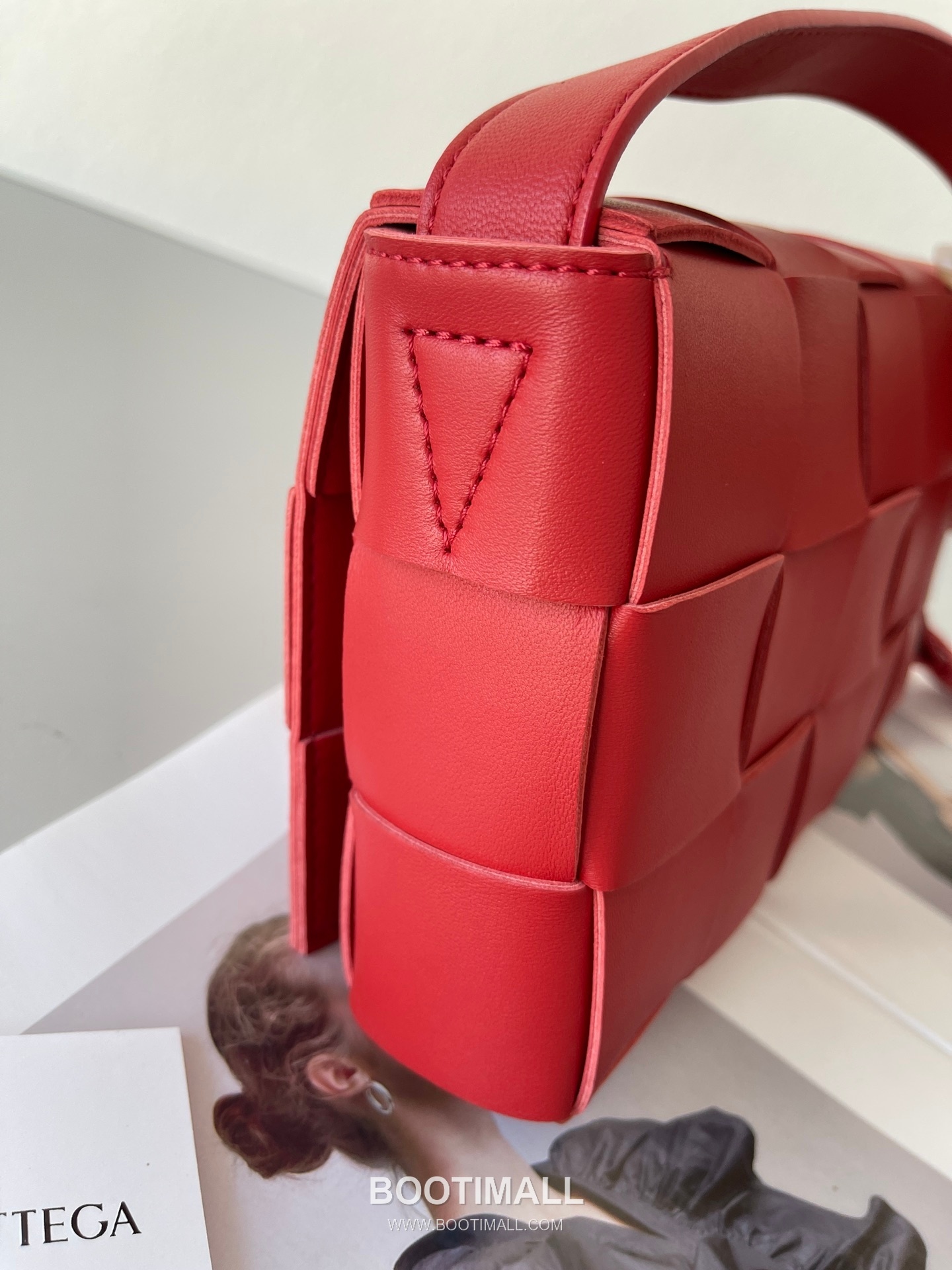 Bottega Veneta Cassette Intrecciato Lambskin Crossbody Bag with Triangle Stitch Detail 보테가베네타 카세트 인트레치아토 램스킨 크로스바디백 삼각 스티치 23cm 2