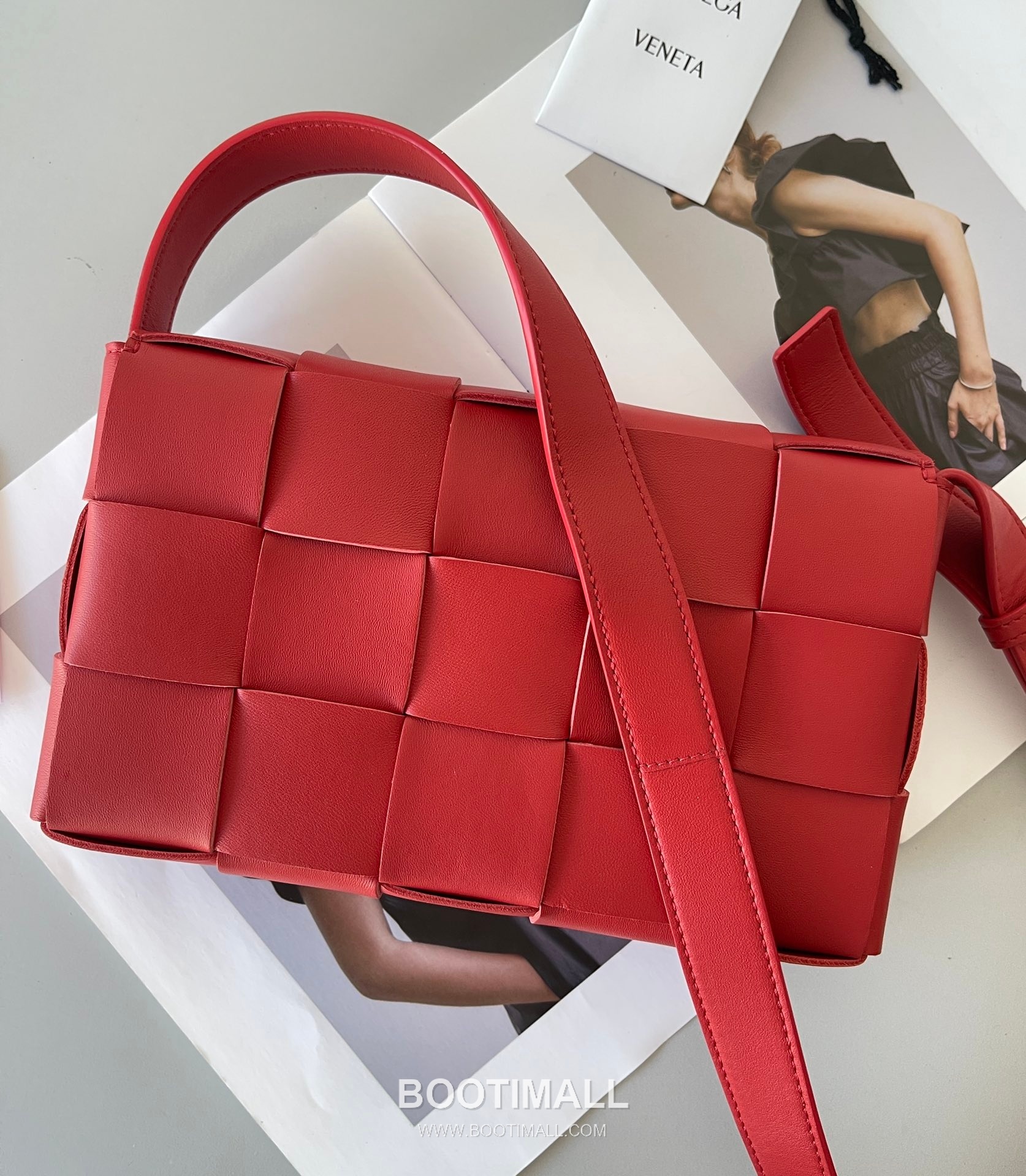 Bottega Veneta Cassette Intrecciato Lambskin Crossbody Bag with Triangle Stitch Detail 보테가베네타 카세트 인트레치아토 램스킨 크로스바디백 삼각 스티치 23cm 3