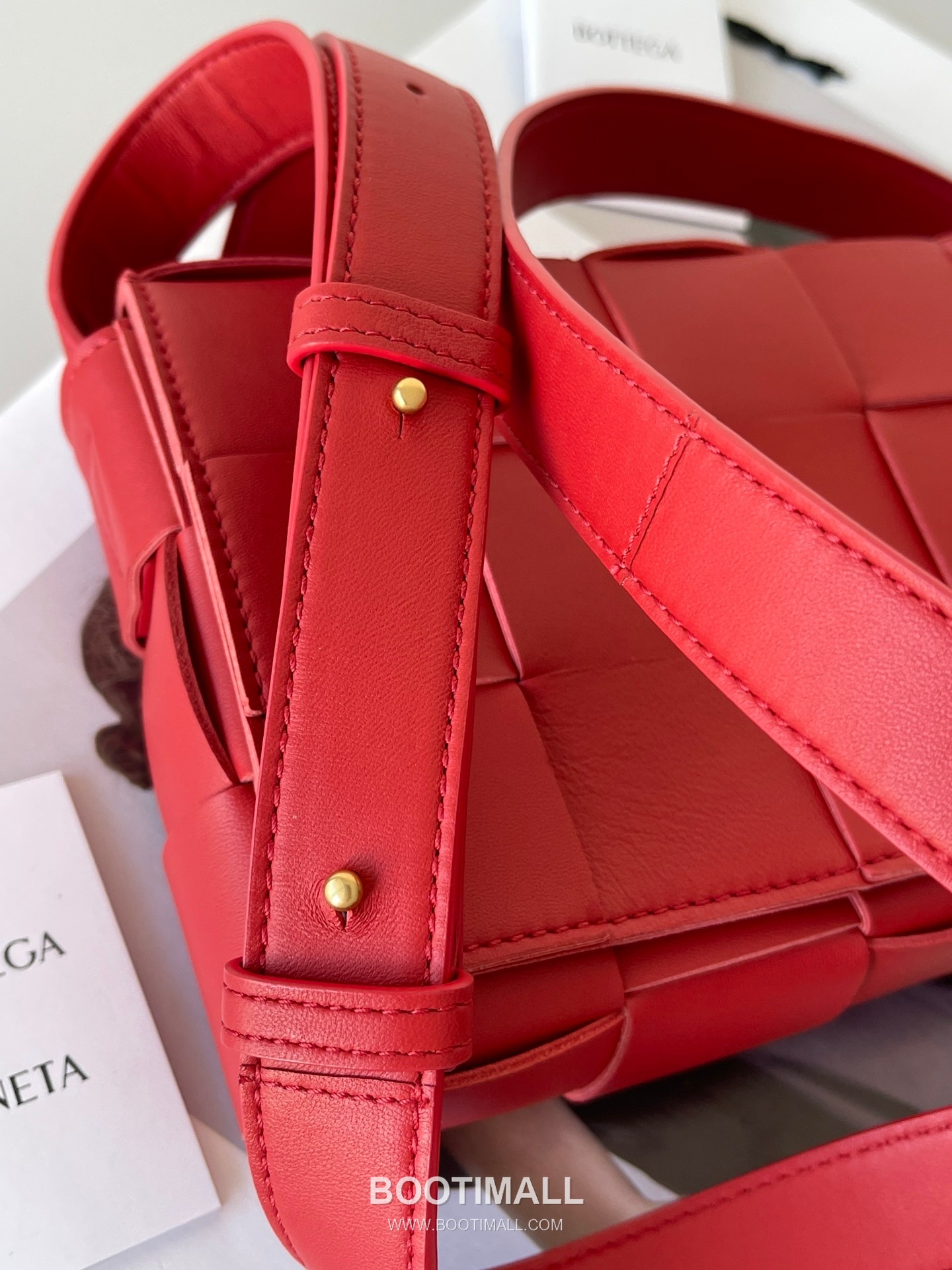 Bottega Veneta Cassette Intrecciato Lambskin Crossbody Bag with Triangle Stitch Detail 보테가베네타 카세트 인트레치아토 램스킨 크로스바디백 삼각 스티치 23cm 4