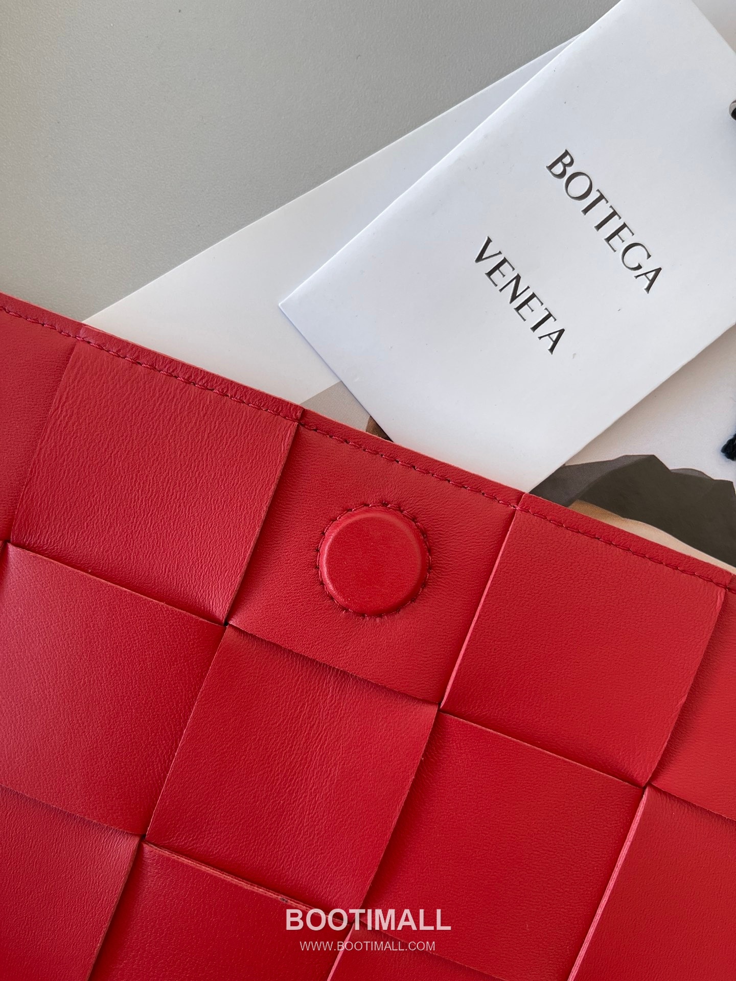 Bottega Veneta Cassette Intrecciato Lambskin Crossbody Bag with Triangle Stitch Detail 보테가베네타 카세트 인트레치아토 램스킨 크로스바디백 삼각 스티치 23cm 5