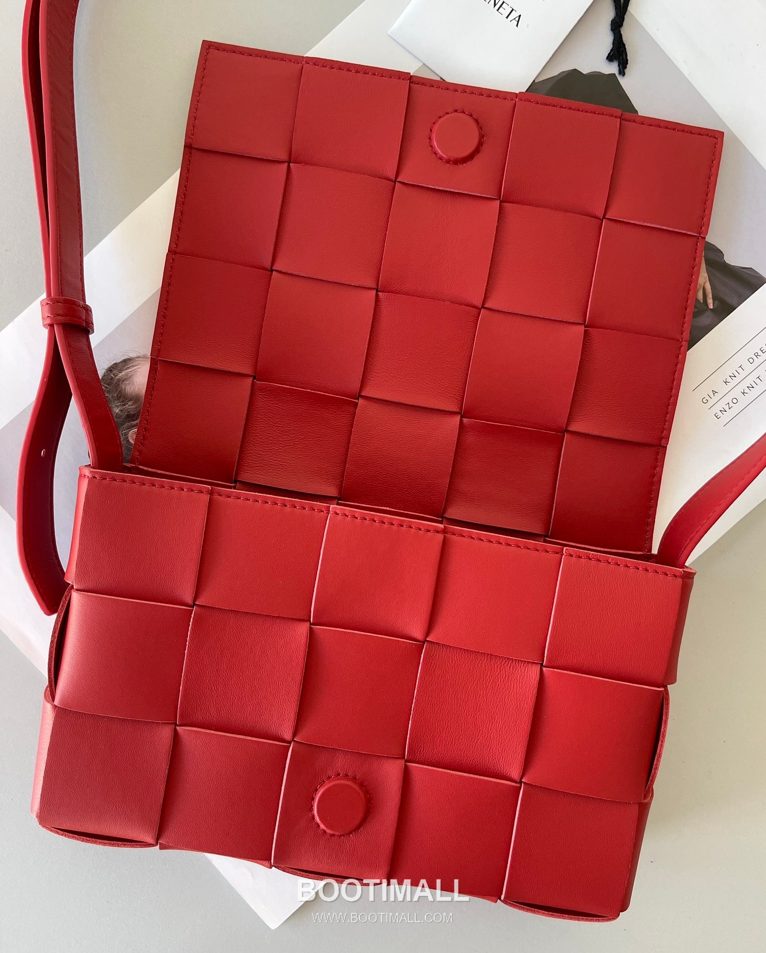 Bottega Veneta Cassette Intrecciato Lambskin Crossbody Bag with Triangle Stitch Detail 보테가베네타 카세트 인트레치아토 램스킨 크로스바디백 삼각 스티치 23cm 6