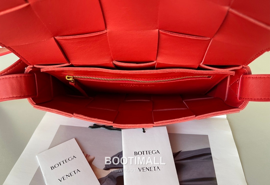 Bottega Veneta Cassette Intrecciato Lambskin Crossbody Bag with Triangle Stitch Detail 보테가베네타 카세트 인트레치아토 램스킨 크로스바디백 삼각 스티치 23cm 7