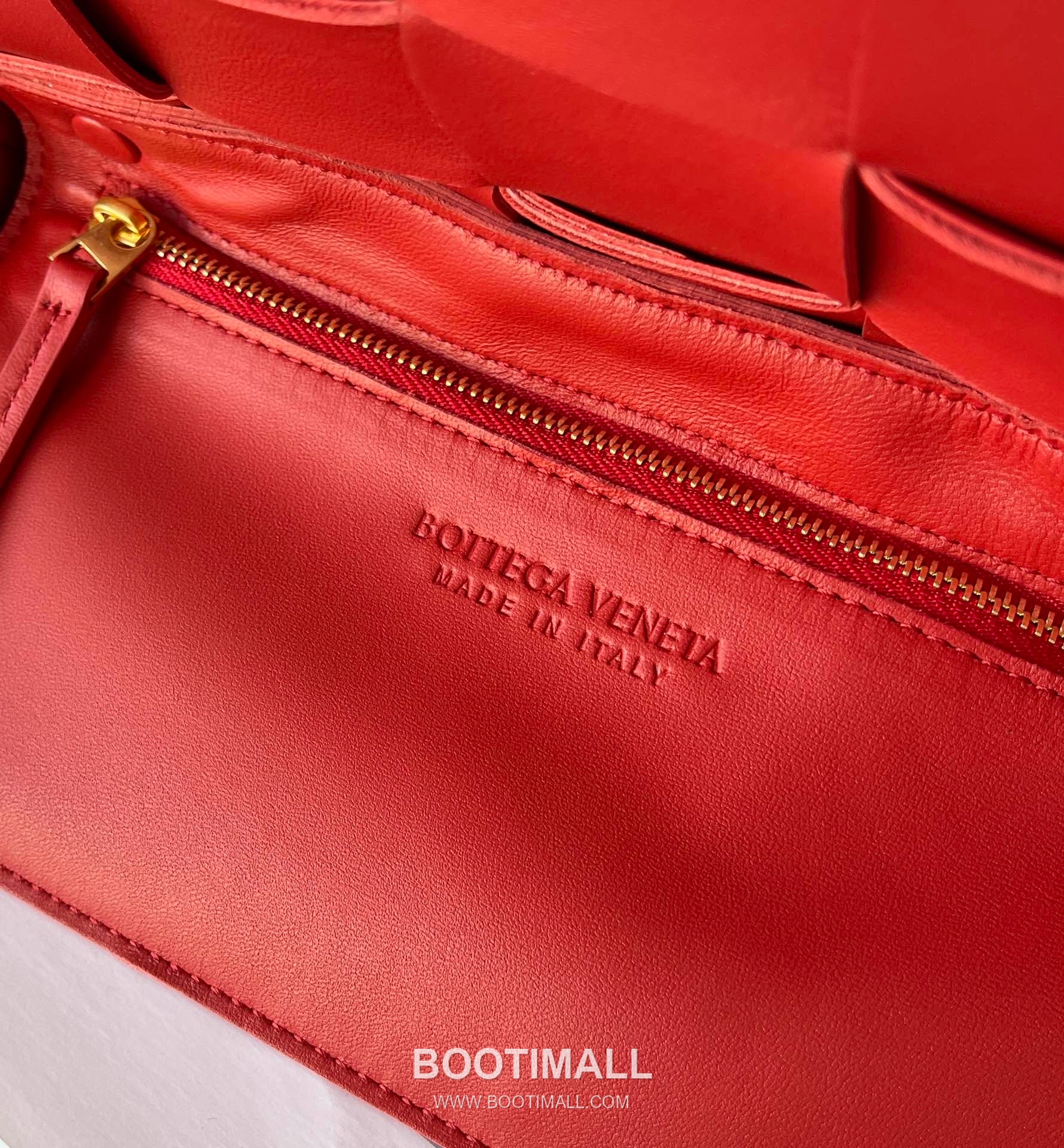 Bottega Veneta Cassette Intrecciato Lambskin Crossbody Bag with Triangle Stitch Detail 보테가베네타 카세트 인트레치아토 램스킨 크로스바디백 삼각 스티치 23cm 8