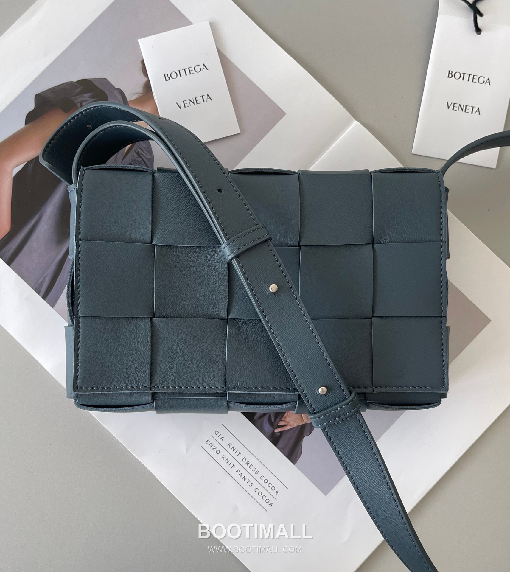 Bottega Veneta Cassette Intrecciato Lambskin Crossbody Bag with Triangle Stitch Detail 보테가베네타 카세트 인트레치아토 램스킨 크로스바디백 삼각 스티치 23cm 1