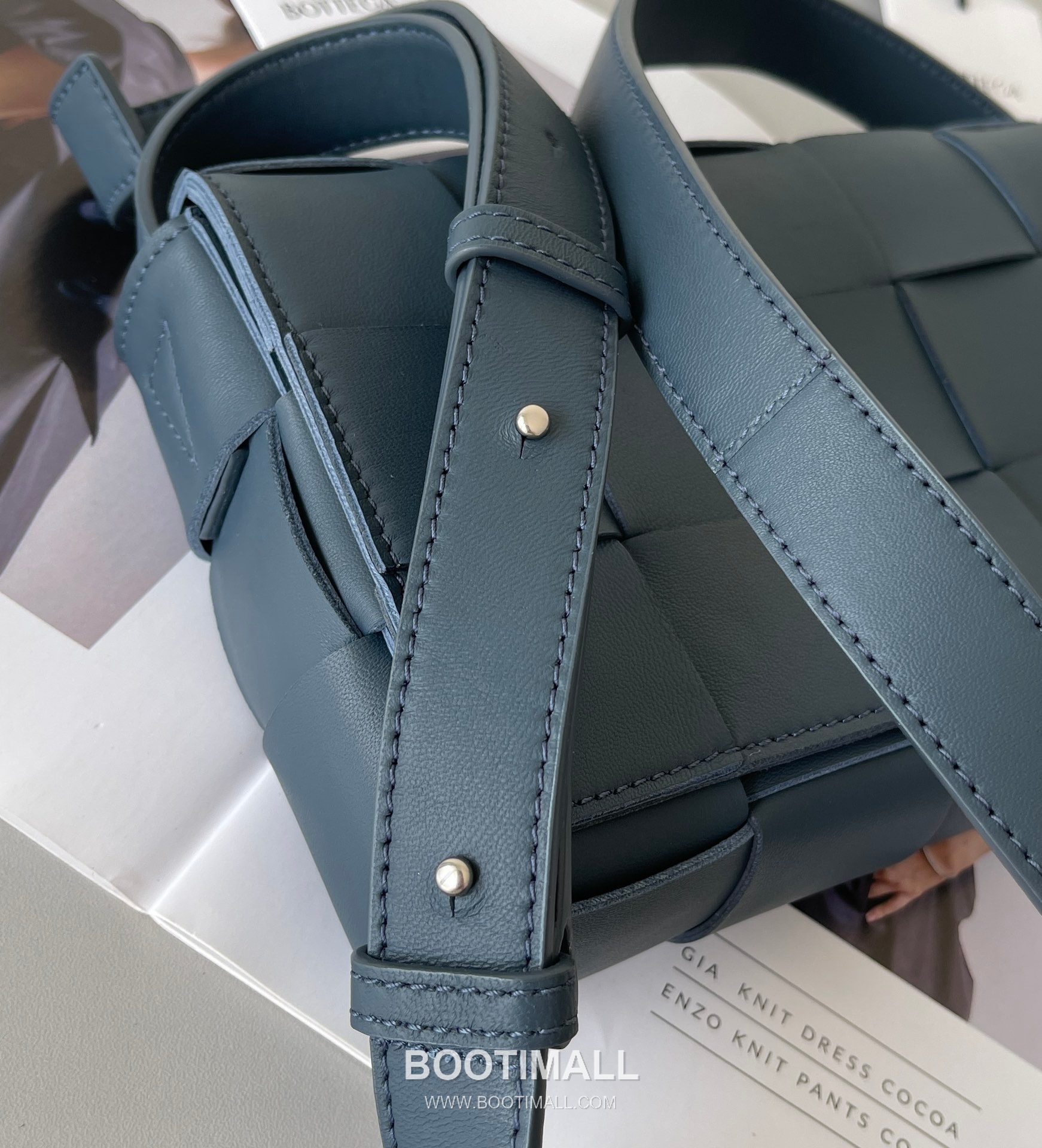 Bottega Veneta Cassette Intrecciato Lambskin Crossbody Bag with Triangle Stitch Detail 보테가베네타 카세트 인트레치아토 램스킨 크로스바디백 삼각 스티치 23cm 2