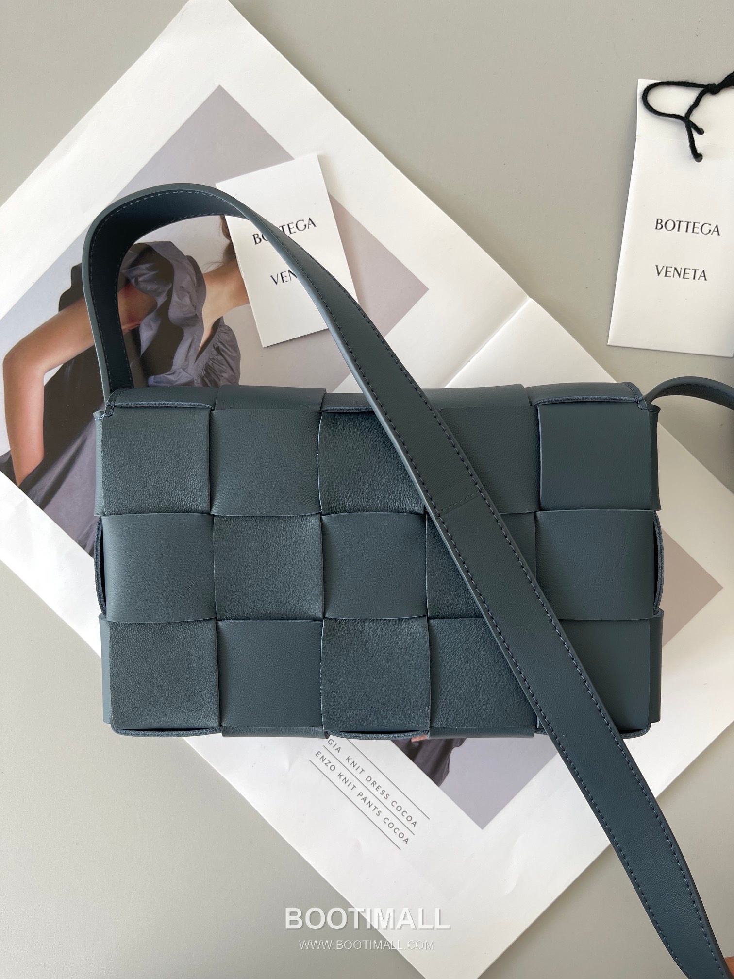 Bottega Veneta Cassette Intrecciato Lambskin Crossbody Bag with Triangle Stitch Detail 보테가베네타 카세트 인트레치아토 램스킨 크로스바디백 삼각 스티치 23cm 3