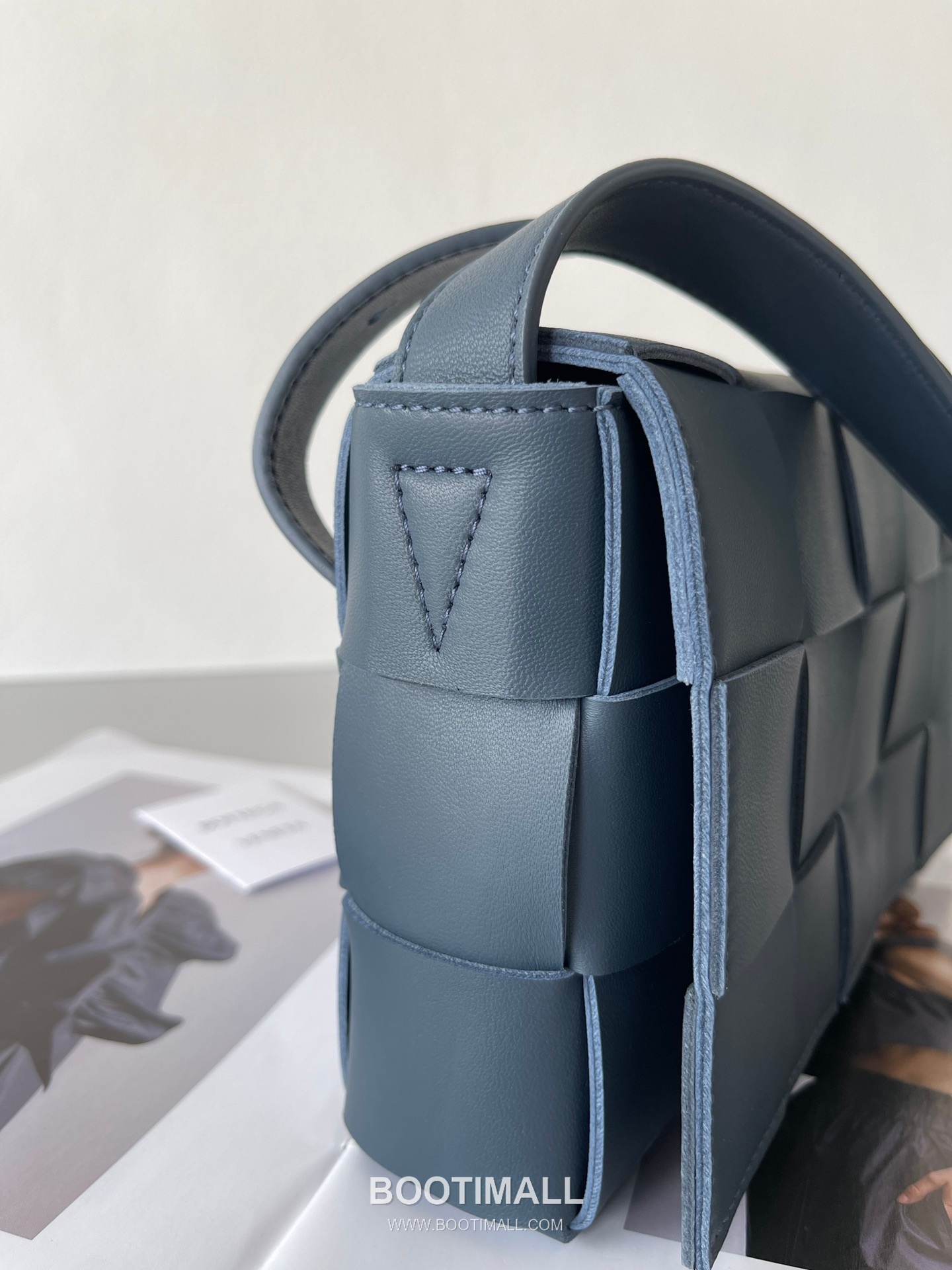 Bottega Veneta Cassette Intrecciato Lambskin Crossbody Bag with Triangle Stitch Detail 보테가베네타 카세트 인트레치아토 램스킨 크로스바디백 삼각 스티치 23cm 4