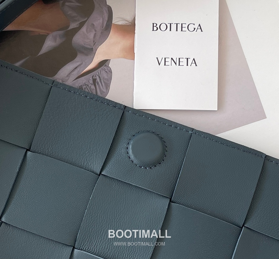 Bottega Veneta Cassette Intrecciato Lambskin Crossbody Bag with Triangle Stitch Detail 보테가베네타 카세트 인트레치아토 램스킨 크로스바디백 삼각 스티치 23cm 5