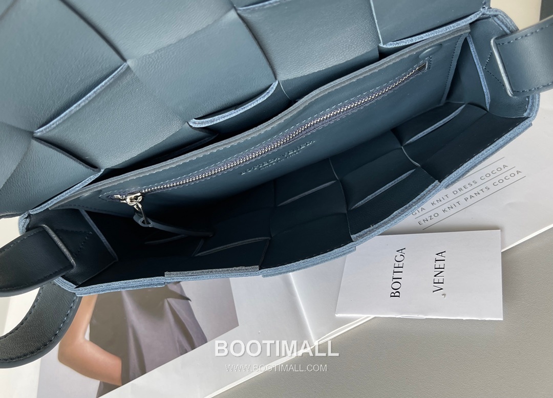 Bottega Veneta Cassette Intrecciato Lambskin Crossbody Bag with Triangle Stitch Detail 보테가베네타 카세트 인트레치아토 램스킨 크로스바디백 삼각 스티치 23cm 7