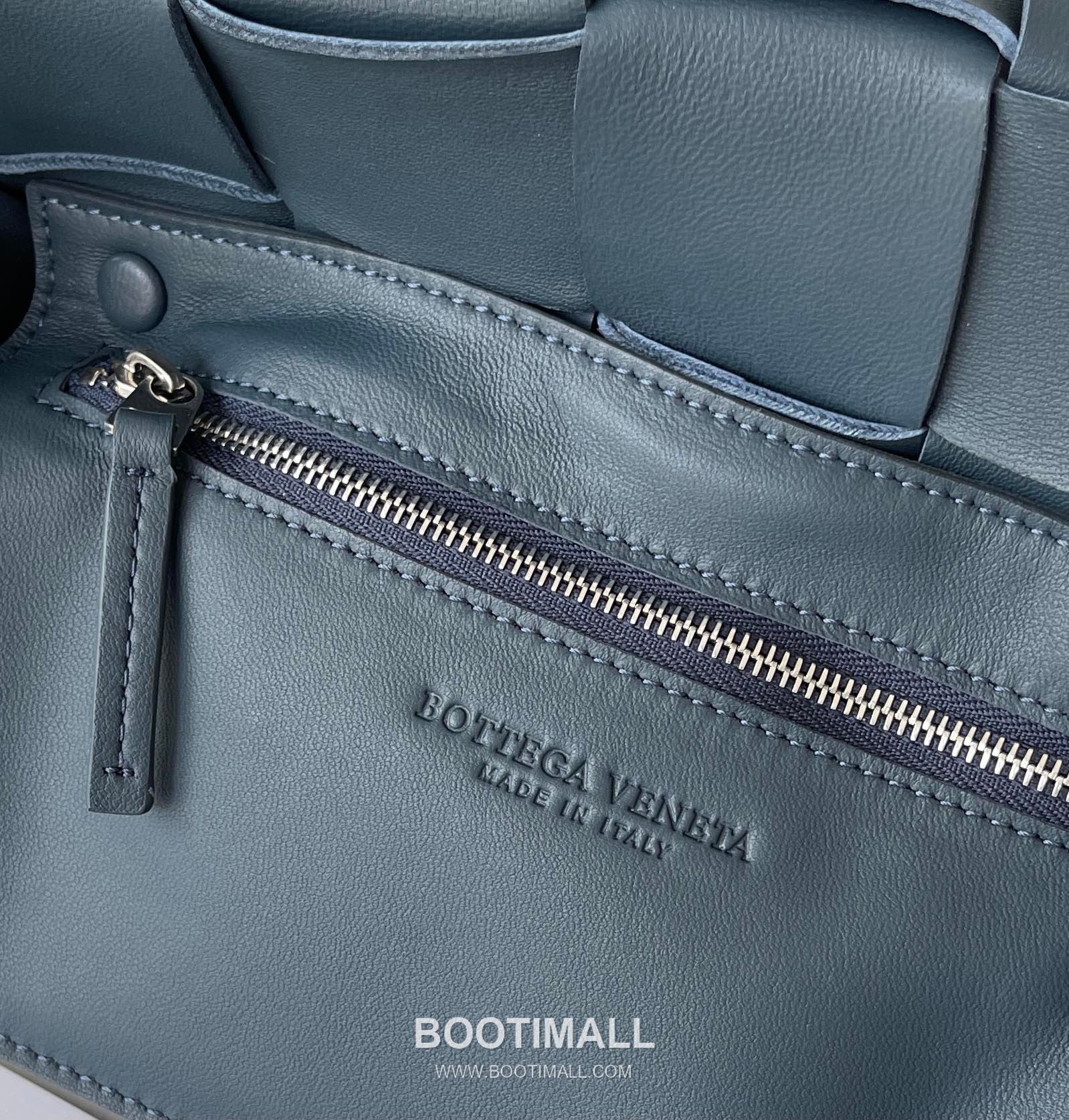 Bottega Veneta Cassette Intrecciato Lambskin Crossbody Bag with Triangle Stitch Detail 보테가베네타 카세트 인트레치아토 램스킨 크로스바디백 삼각 스티치 23cm 8