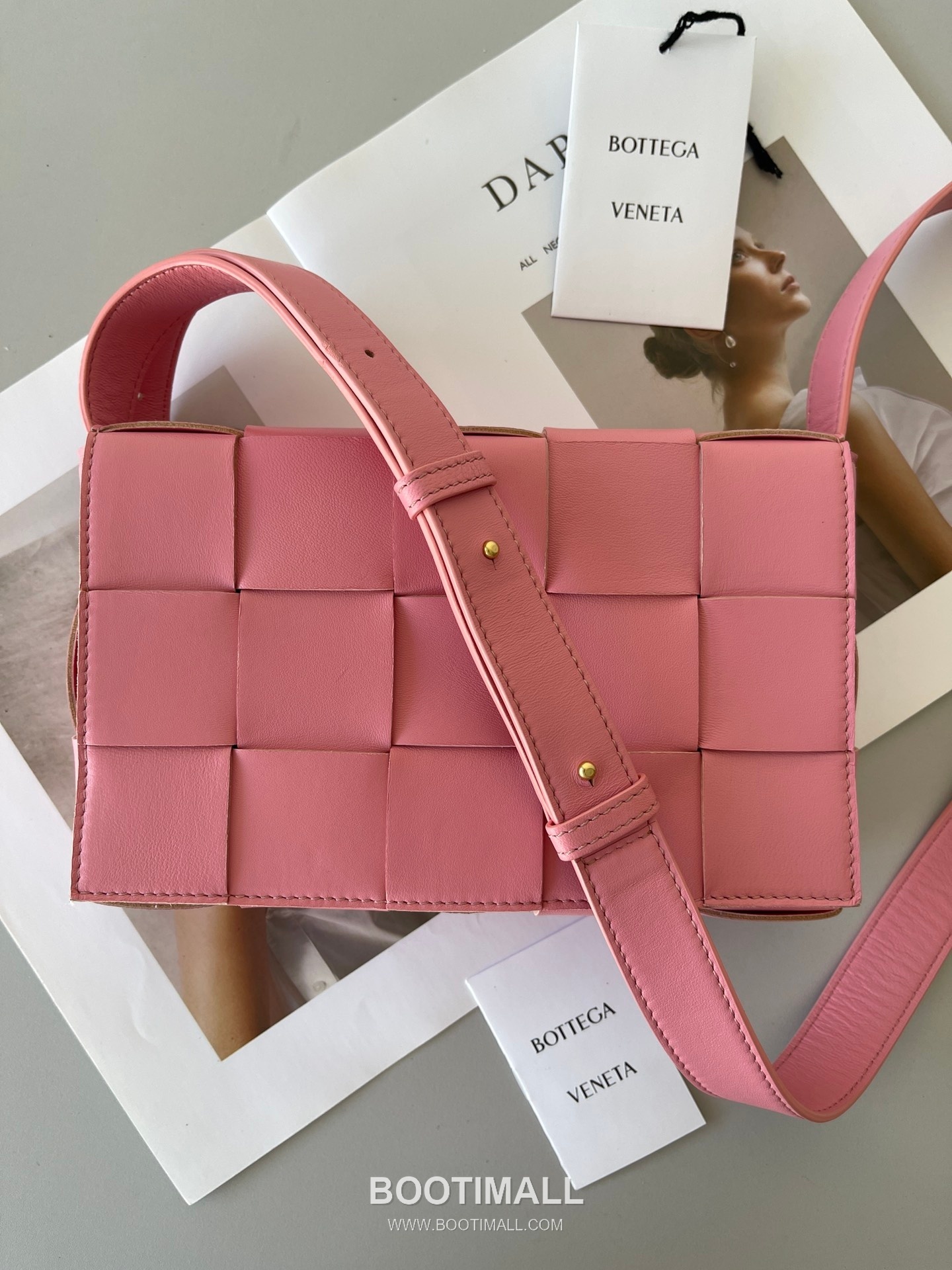 Bottega Veneta Cassette Intrecciato Lambskin Crossbody Bag with Triangle Stitch Detail 보테가베네타 카세트 인트레치아토 램스킨 크로스바디백 삼각 스티치 23cm 1