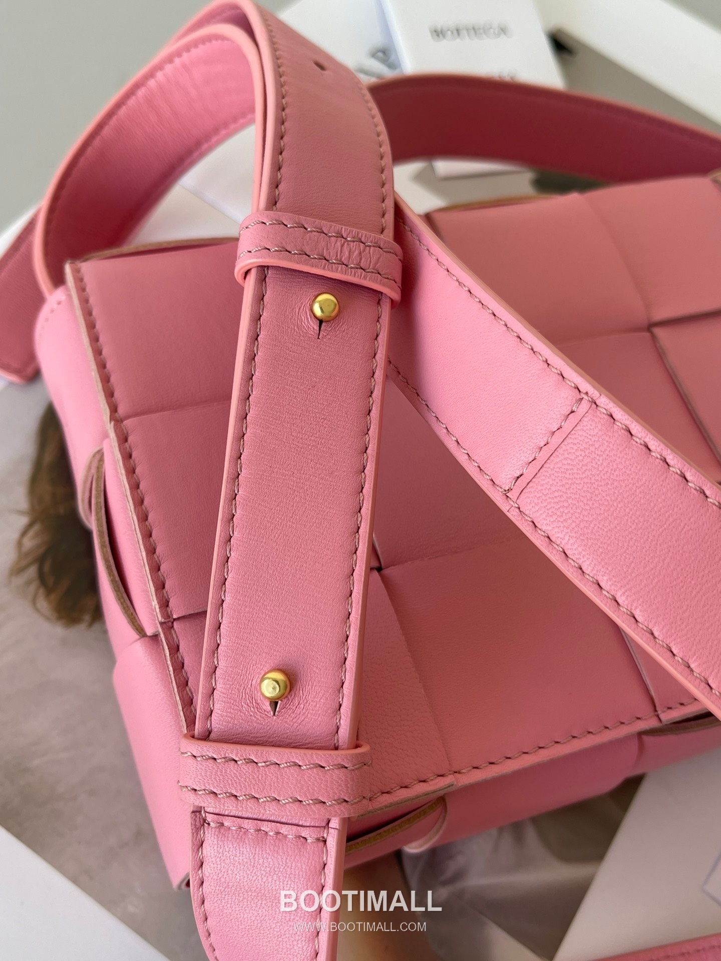 Bottega Veneta Cassette Intrecciato Lambskin Crossbody Bag with Triangle Stitch Detail 보테가베네타 카세트 인트레치아토 램스킨 크로스바디백 삼각 스티치 23cm 2