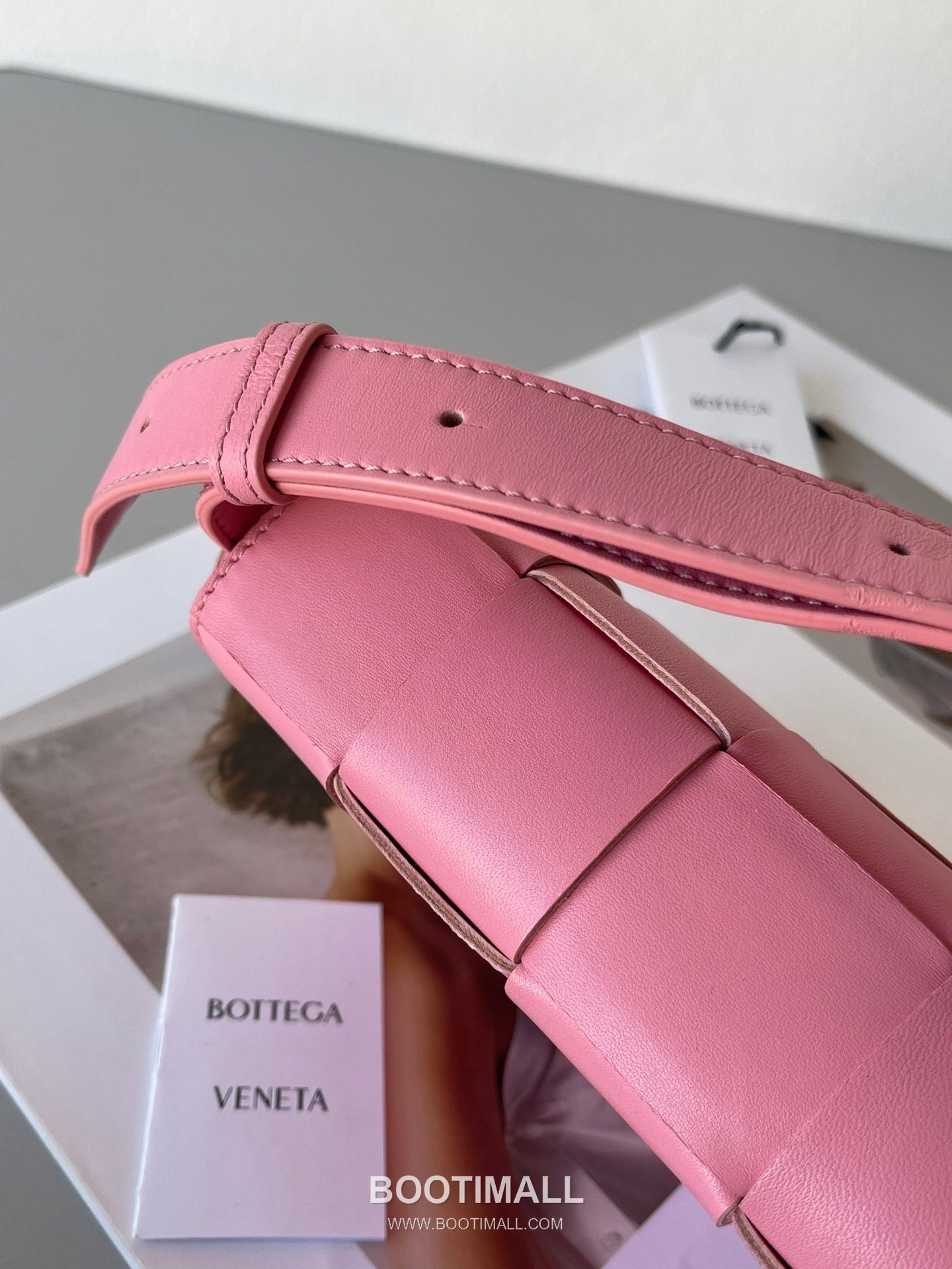 Bottega Veneta Cassette Intrecciato Lambskin Crossbody Bag with Triangle Stitch Detail 보테가베네타 카세트 인트레치아토 램스킨 크로스바디백 삼각 스티치 23cm 4