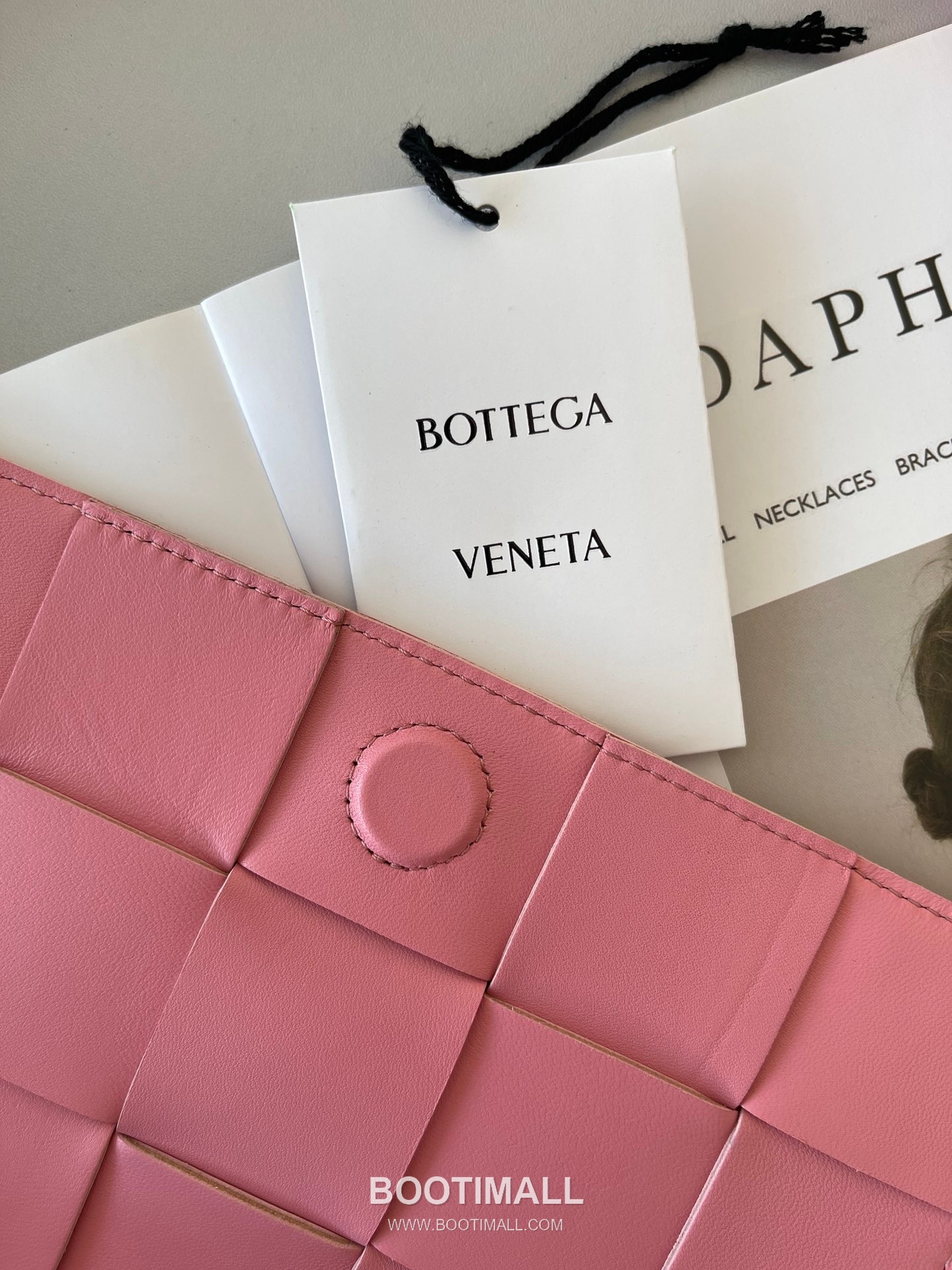 Bottega Veneta Cassette Intrecciato Lambskin Crossbody Bag with Triangle Stitch Detail 보테가베네타 카세트 인트레치아토 램스킨 크로스바디백 삼각 스티치 23cm 5