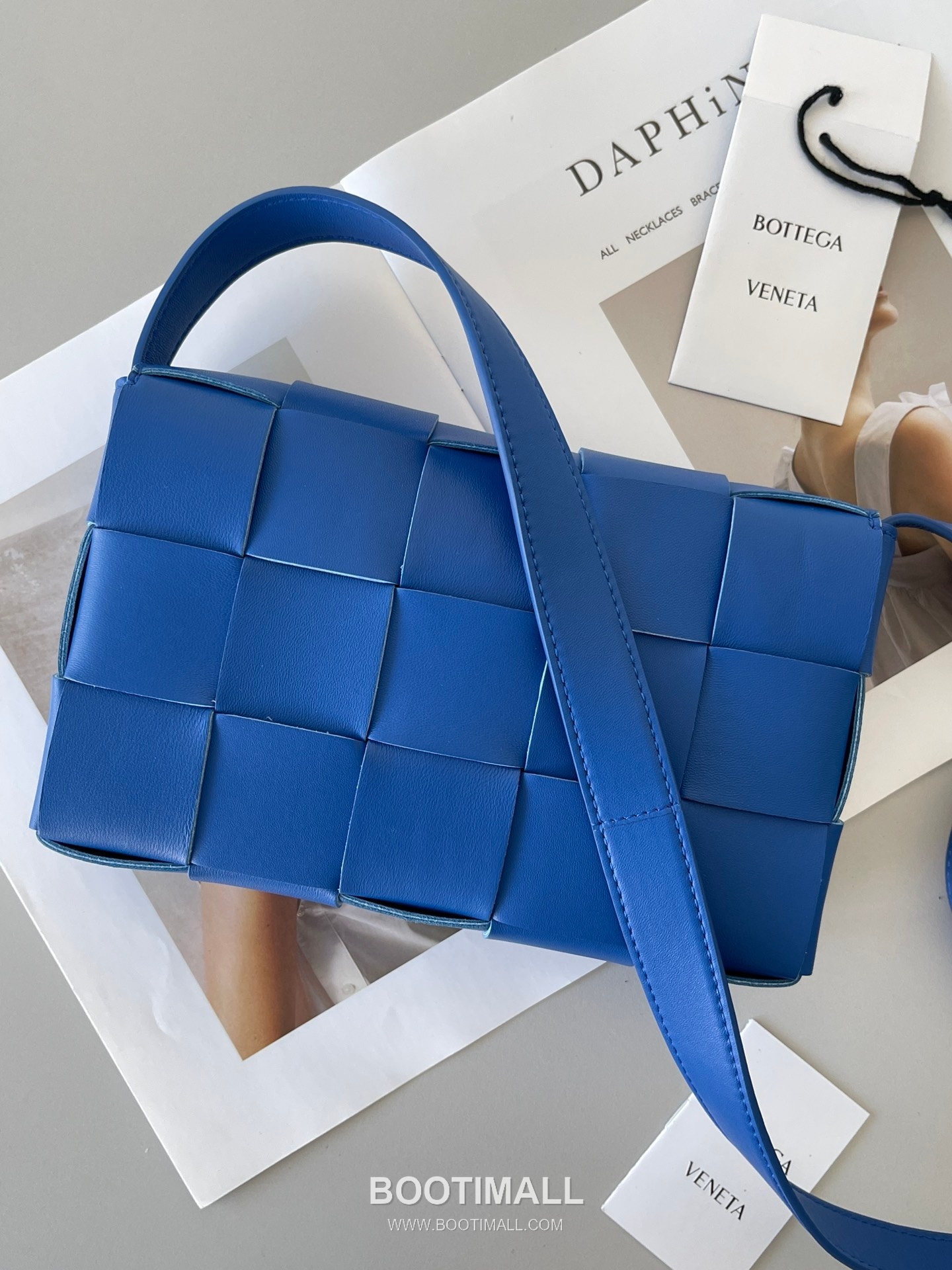 Bottega Veneta Cassette Intrecciato Lambskin Crossbody Bag with Triangle Stitch Detail 보테가베네타 카세트 인트레치아토 램스킨 크로스바디백 삼각 스티치 23cm 3