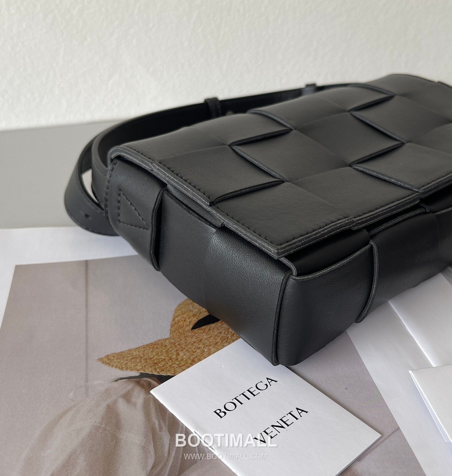 Bottega Veneta Cassette Intrecciato Lambskin Crossbody Bag with Triangle Stitch Detail 보테가베네타 카세트 인트레치아토 램스킨 크로스바디백 삼각 스티치 23cm 2