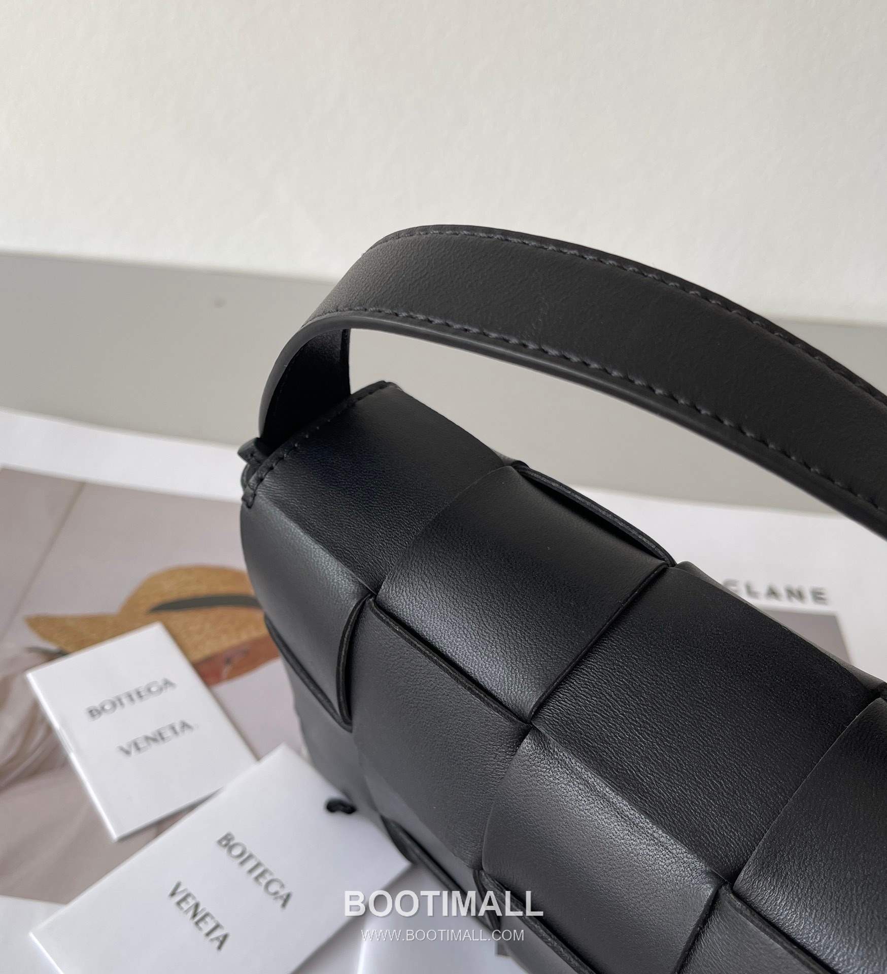 Bottega Veneta Cassette Intrecciato Lambskin Crossbody Bag with Triangle Stitch Detail 보테가베네타 카세트 인트레치아토 램스킨 크로스바디백 삼각 스티치 23cm 4