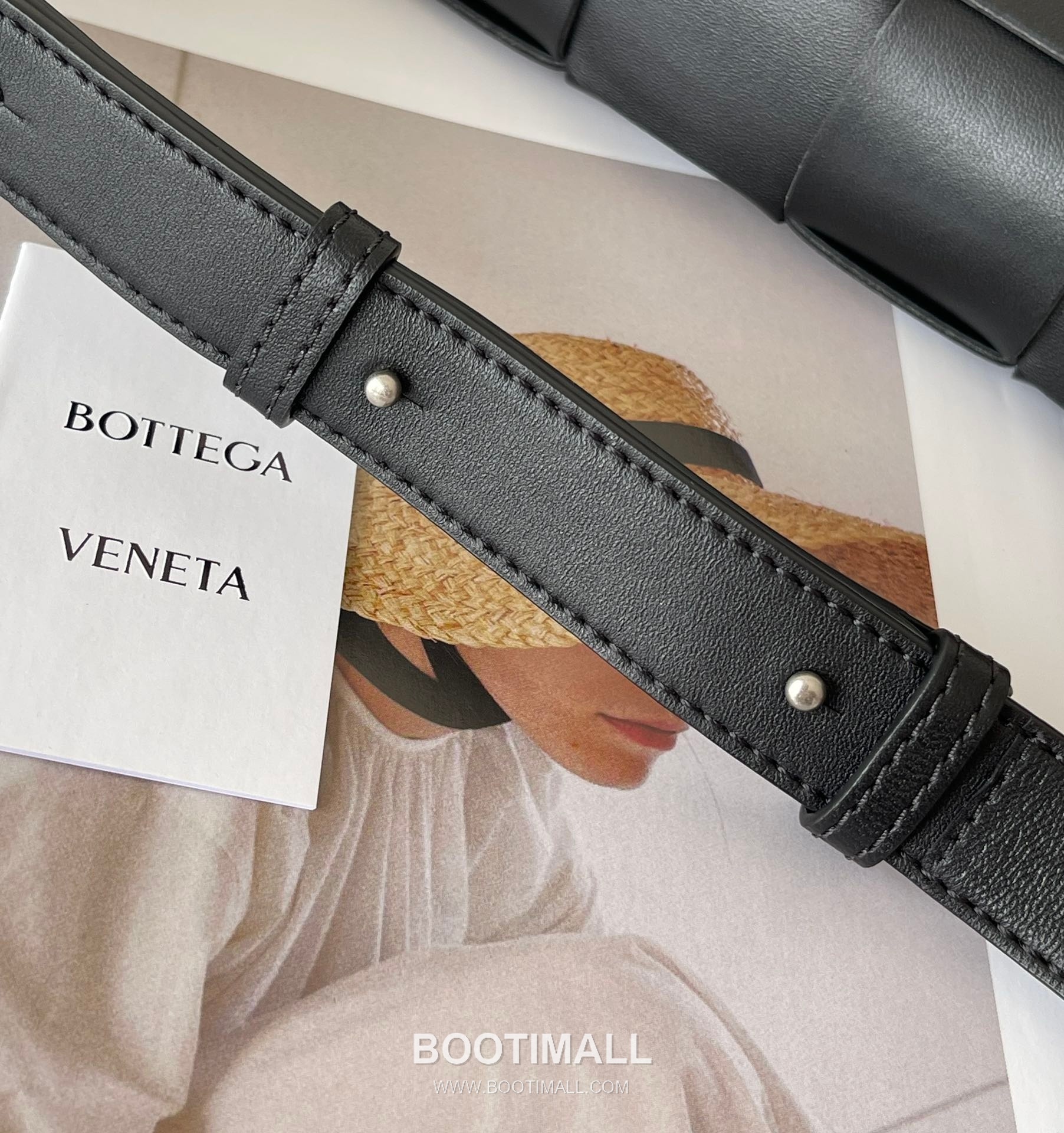 Bottega Veneta Cassette Intrecciato Lambskin Crossbody Bag with Triangle Stitch Detail 보테가베네타 카세트 인트레치아토 램스킨 크로스바디백 삼각 스티치 23cm 5