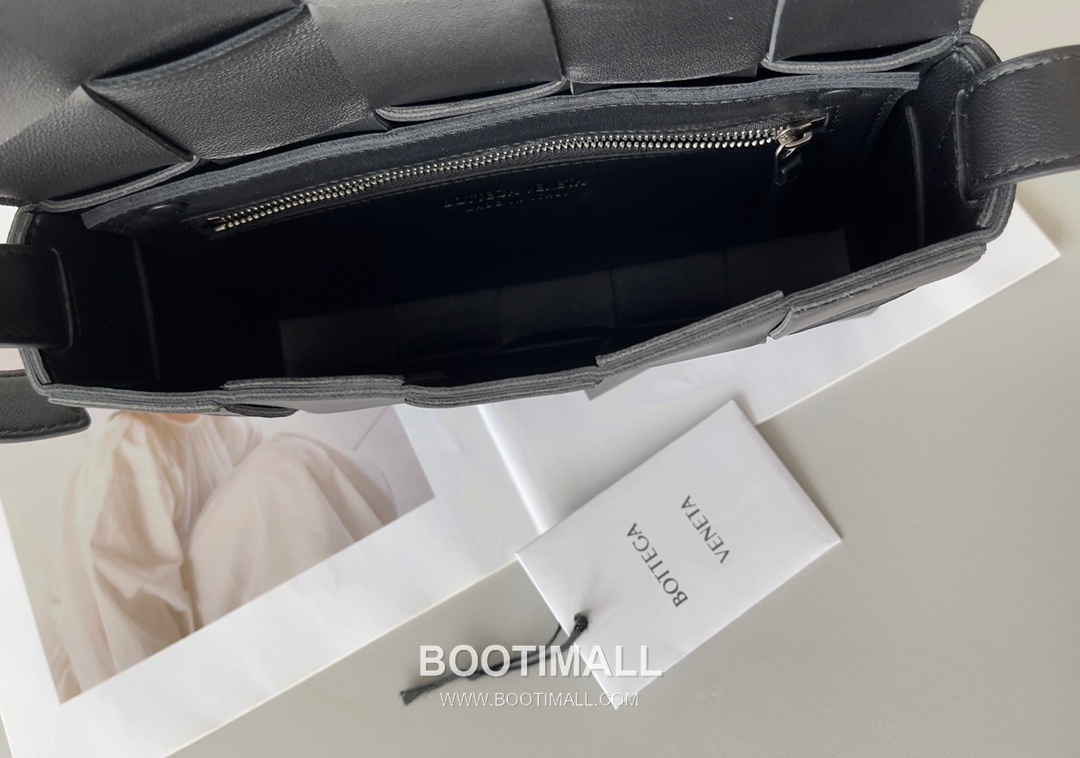 Bottega Veneta Cassette Intrecciato Lambskin Crossbody Bag with Triangle Stitch Detail 보테가베네타 카세트 인트레치아토 램스킨 크로스바디백 삼각 스티치 23cm 7