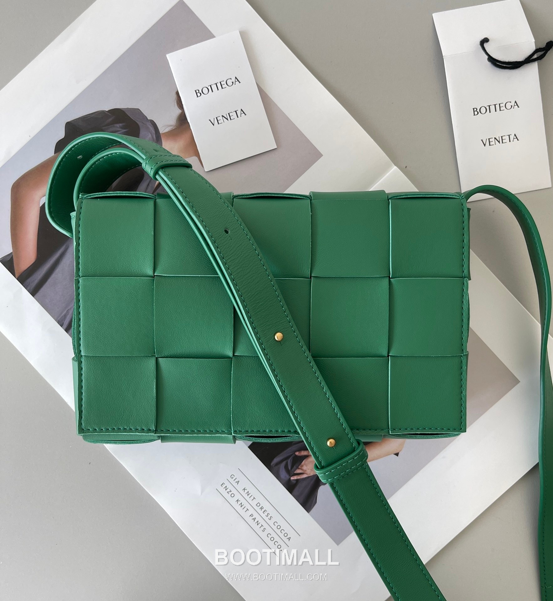 Bottega Veneta Cassette Intrecciato Lambskin Crossbody Bag with Triangle Stitch Detail 보테가베네타 카세트 인트레치아토 램스킨 크로스바디백 삼각 스티치 23cm 1