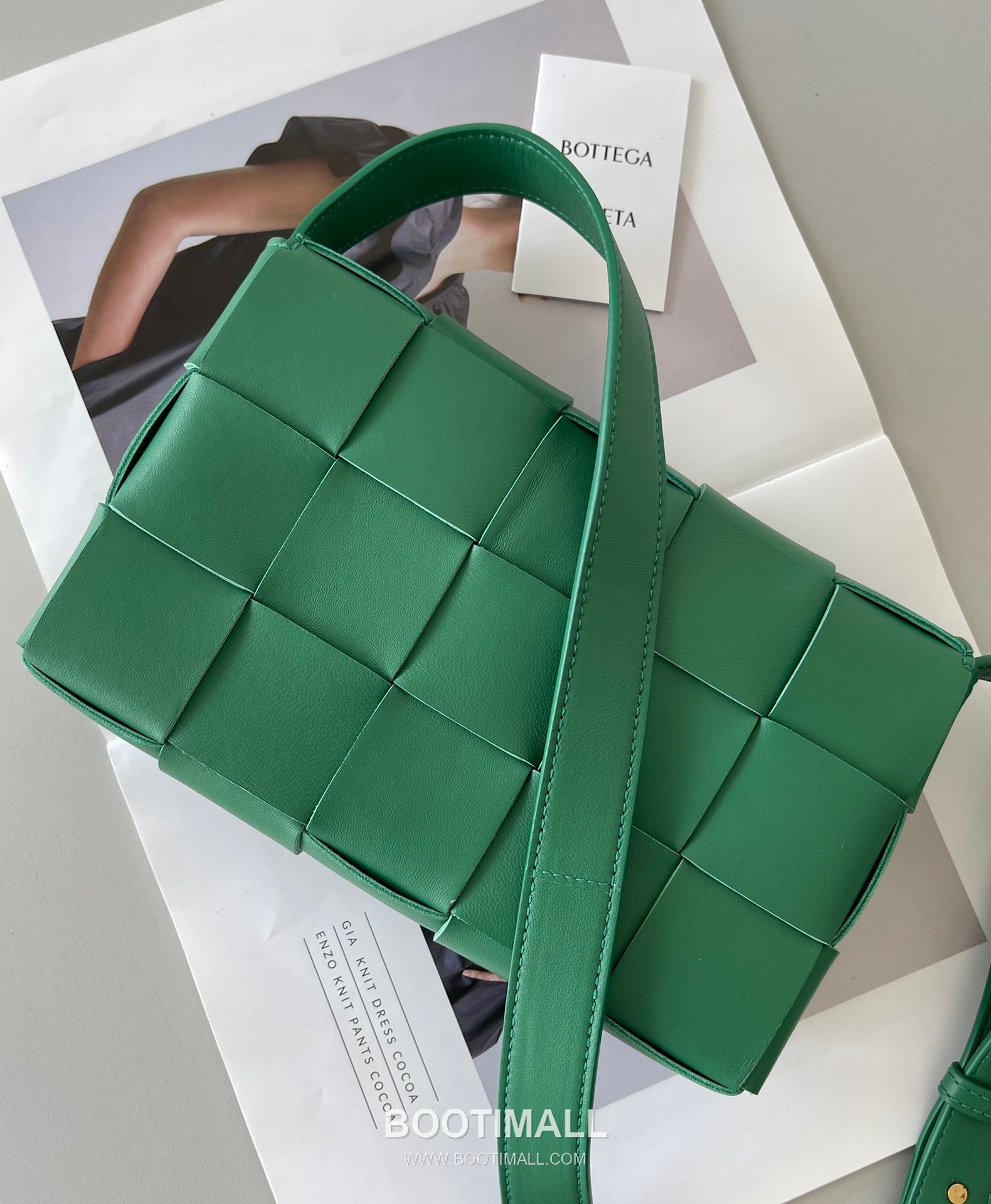 Bottega Veneta Cassette Intrecciato Lambskin Crossbody Bag with Triangle Stitch Detail 보테가베네타 카세트 인트레치아토 램스킨 크로스바디백 삼각 스티치 23cm 3