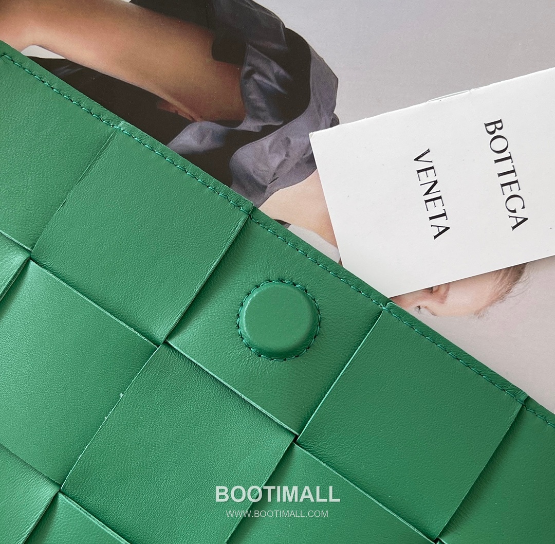 Bottega Veneta Cassette Intrecciato Lambskin Crossbody Bag with Triangle Stitch Detail 보테가베네타 카세트 인트레치아토 램스킨 크로스바디백 삼각 스티치 23cm 5