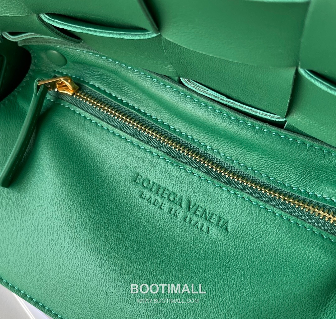 Bottega Veneta Cassette Intrecciato Lambskin Crossbody Bag with Triangle Stitch Detail 보테가베네타 카세트 인트레치아토 램스킨 크로스바디백 삼각 스티치 23cm 8