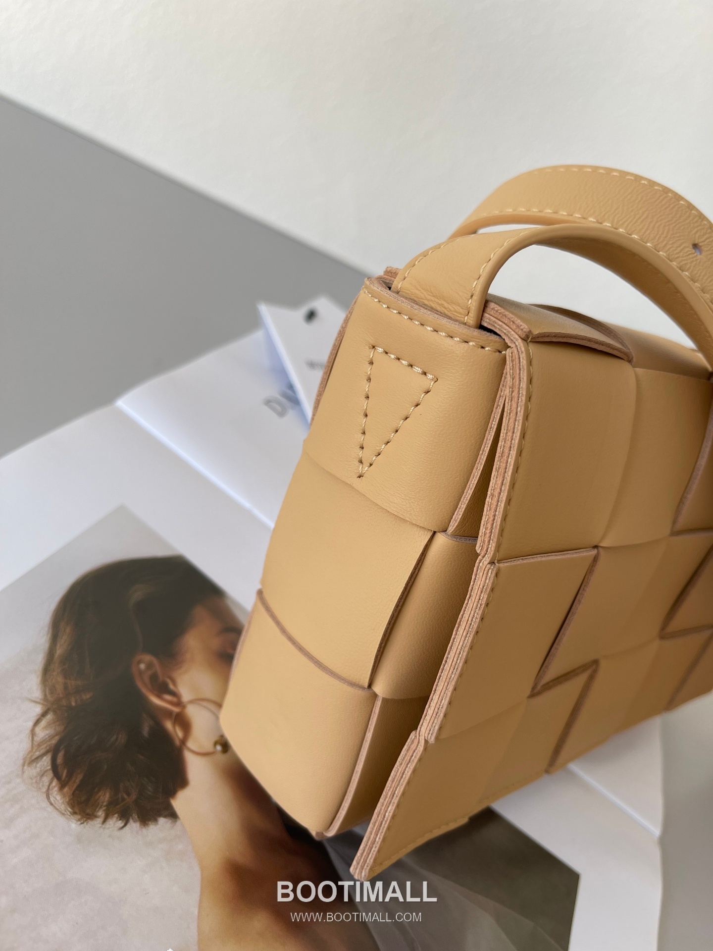 Bottega Veneta Cassette Intrecciato Lambskin Crossbody Bag with Triangle Stitch Detail 보테가베네타 카세트 인트레치아토 램스킨 크로스바디백 삼각 스티치 23cm 2