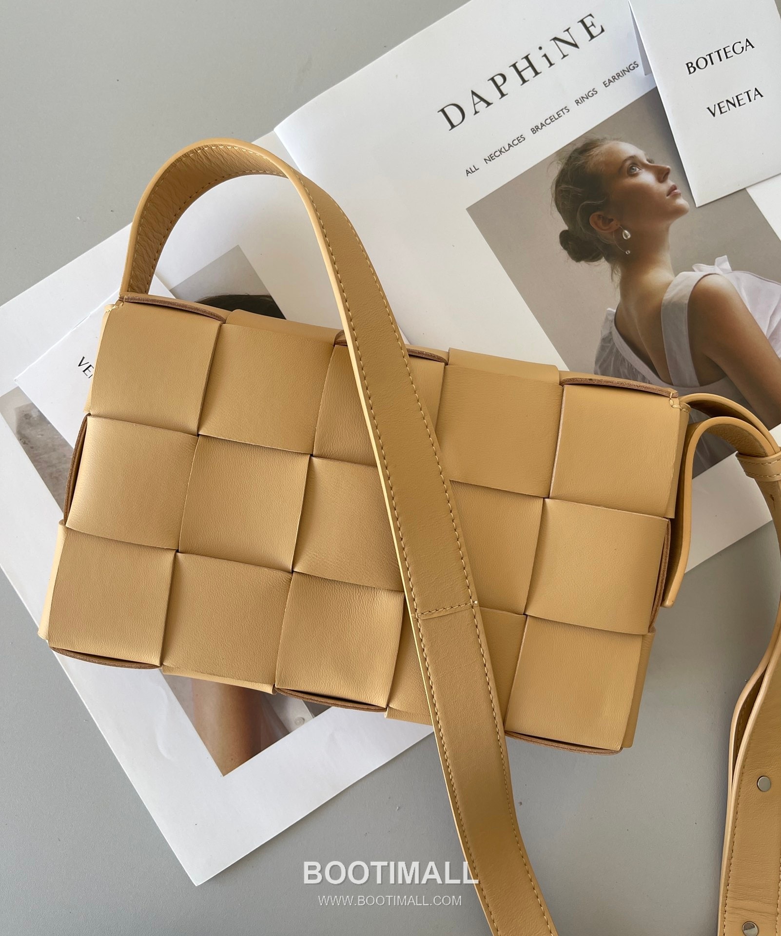 Bottega Veneta Cassette Intrecciato Lambskin Crossbody Bag with Triangle Stitch Detail 보테가베네타 카세트 인트레치아토 램스킨 크로스바디백 삼각 스티치 23cm 3